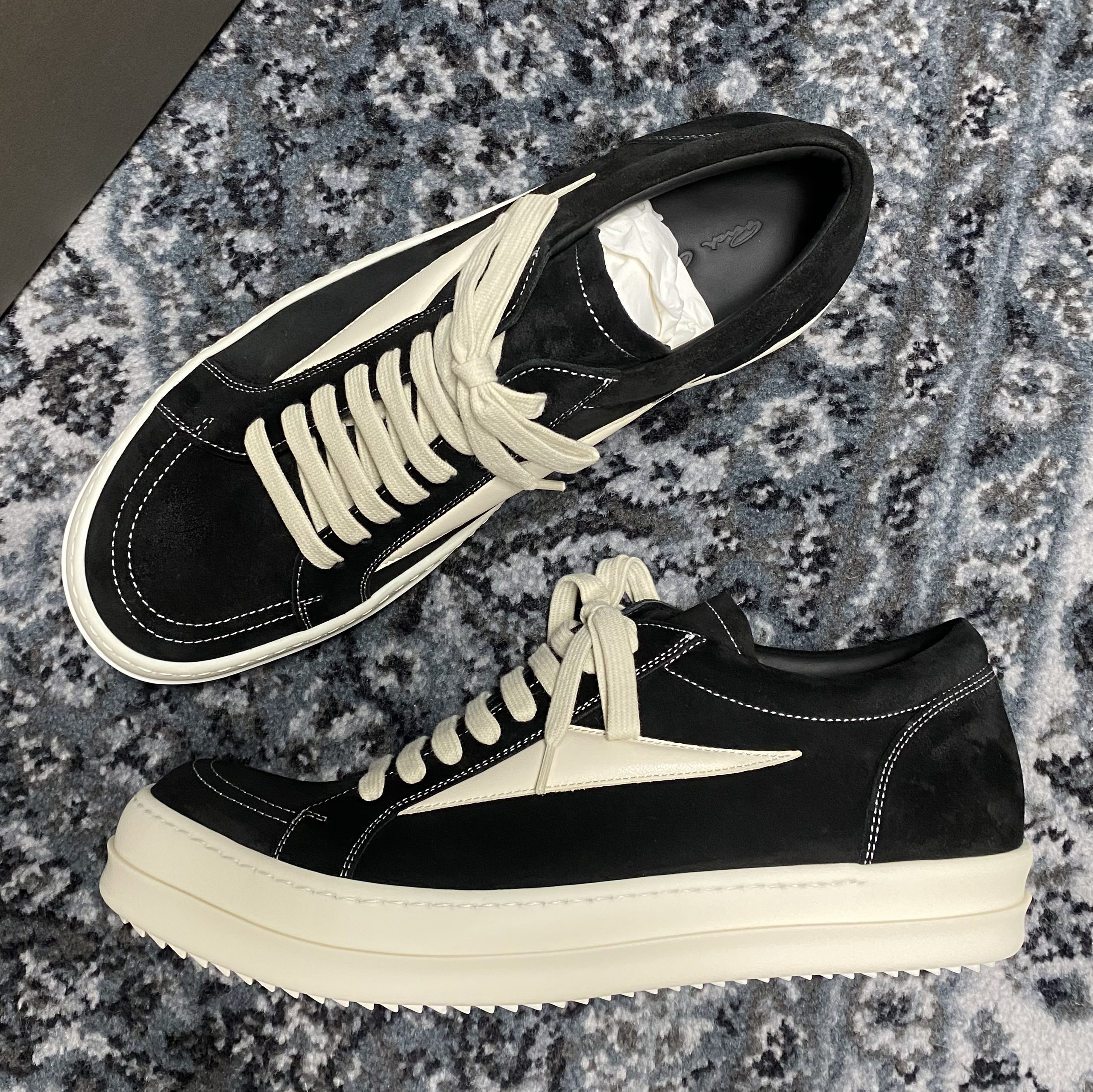 Rick Owens Vintage Sneakers Black Milk, Rick Owens Suede Vintage Sneakers Black Milk White 착용 스타일 - 1