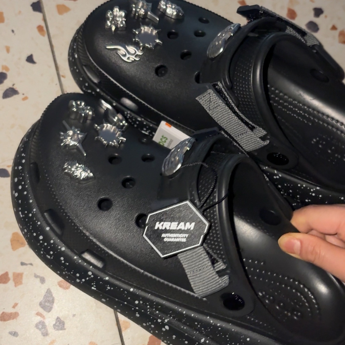 Crocs Crush Embellished Clog Black 착용 스타일 - 5
