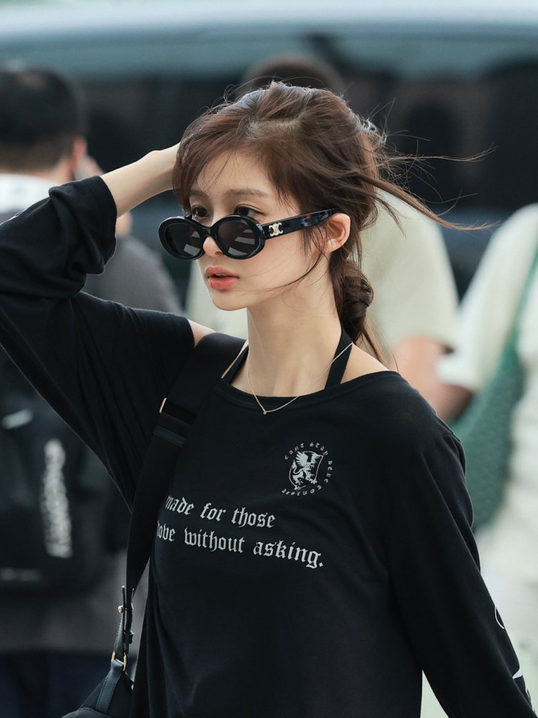 (W) Celine Triomphe 01 Sunglasses in Acetate Black, (W) Celine Triomphe 01 Sunglasses in Acetate Blonde Havana 착용 스타일 - 2