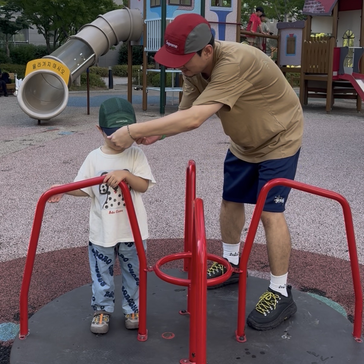 Arc'teryx Kragg SL Cotton Bird Word SS T-Shirt Canvas, Supreme Gore-Tex Camp Cap Red - 26SS 착용 스타일 - 1