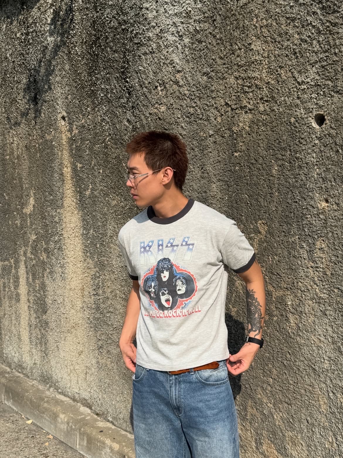 MAINBOOTH X KISS USA Logo T-shirt Gray 착용 스타일 - 2