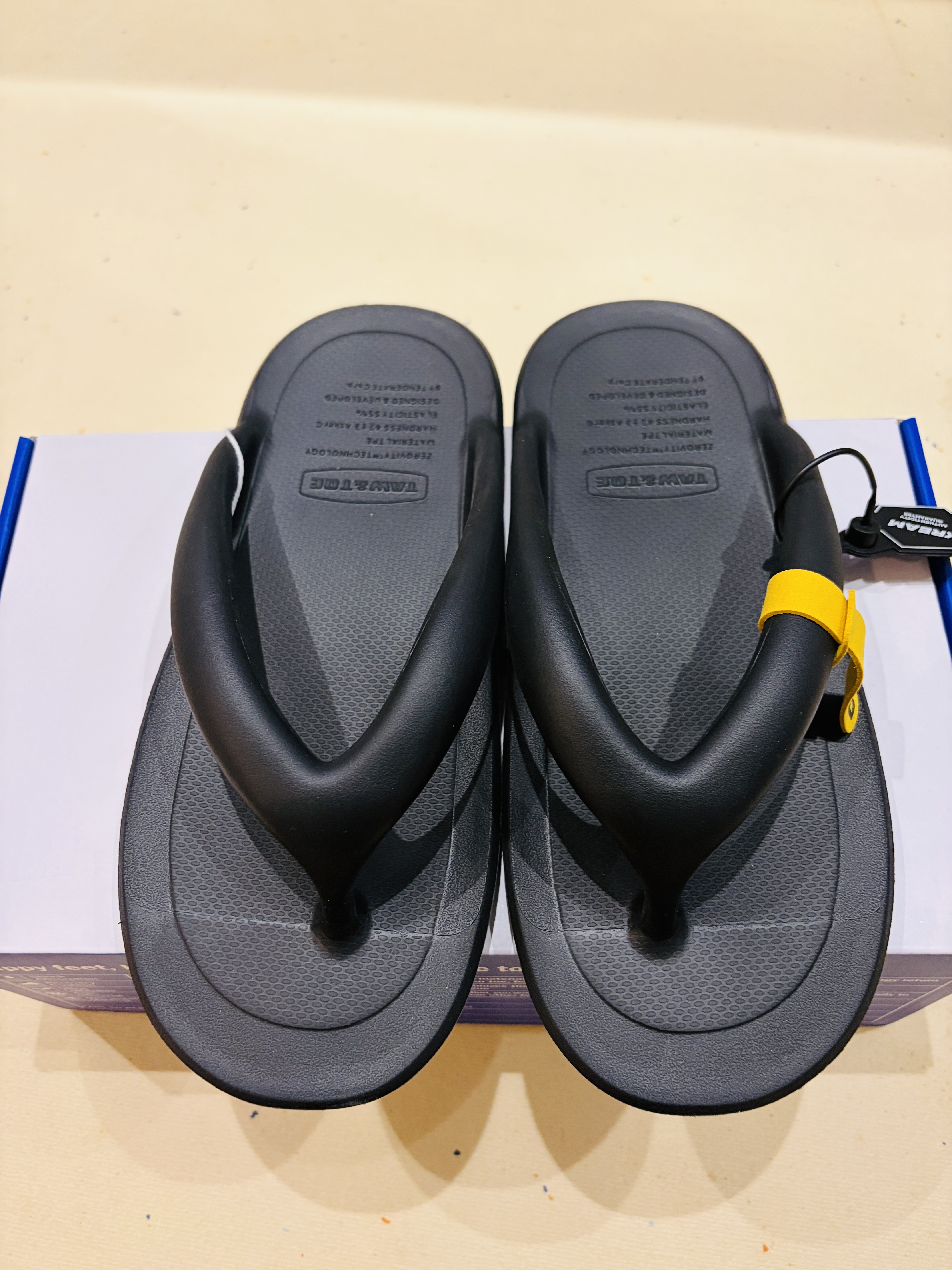 Taw&Toe Flip Flop Zerovity Flat Black 착용 스타일 - 4