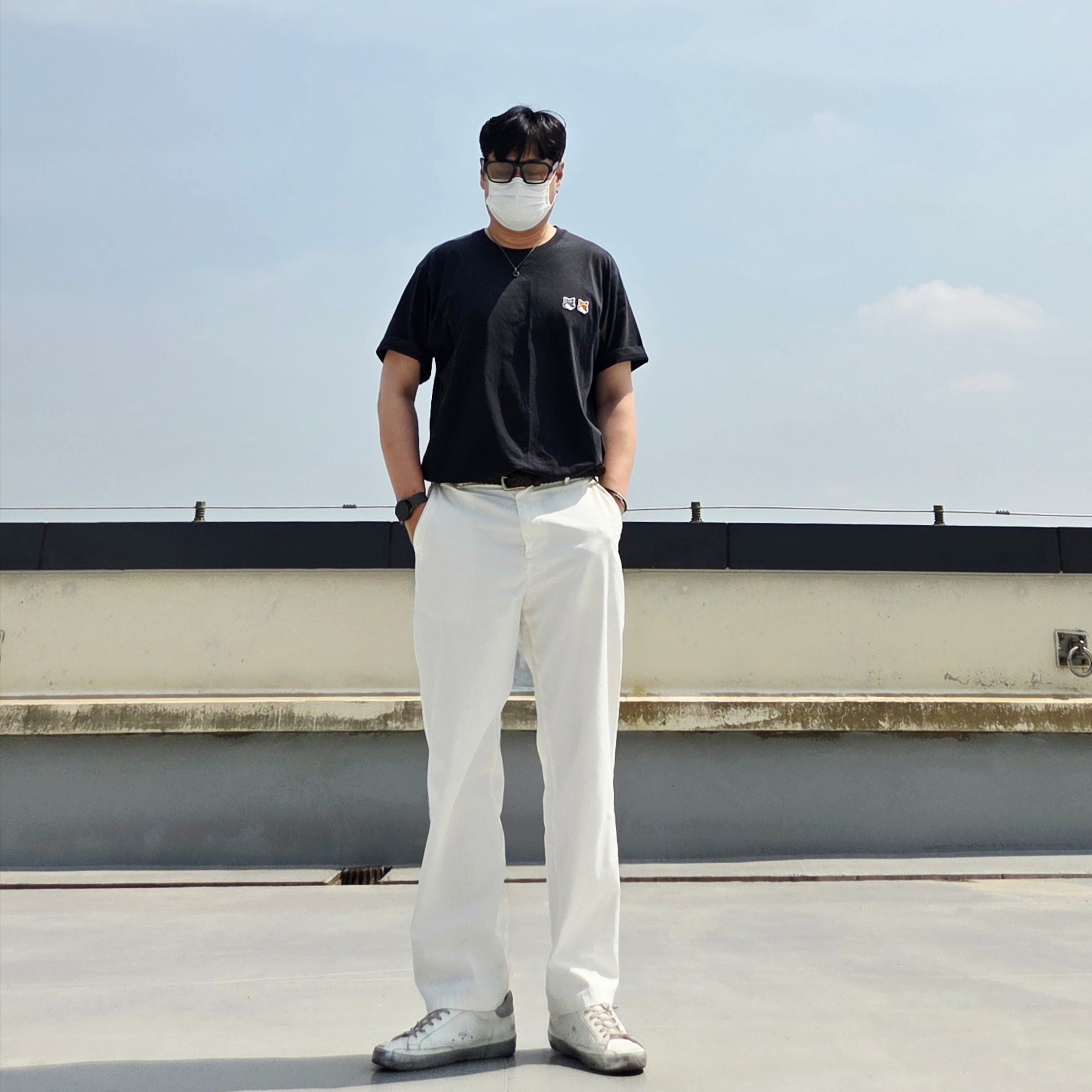 Maison Kitsune Double Fox Head Patch Classic T-Shirt Anthracite, Golden Goose Superstar White Silver Heel Tab Sneakers 착용 스타일 - 2