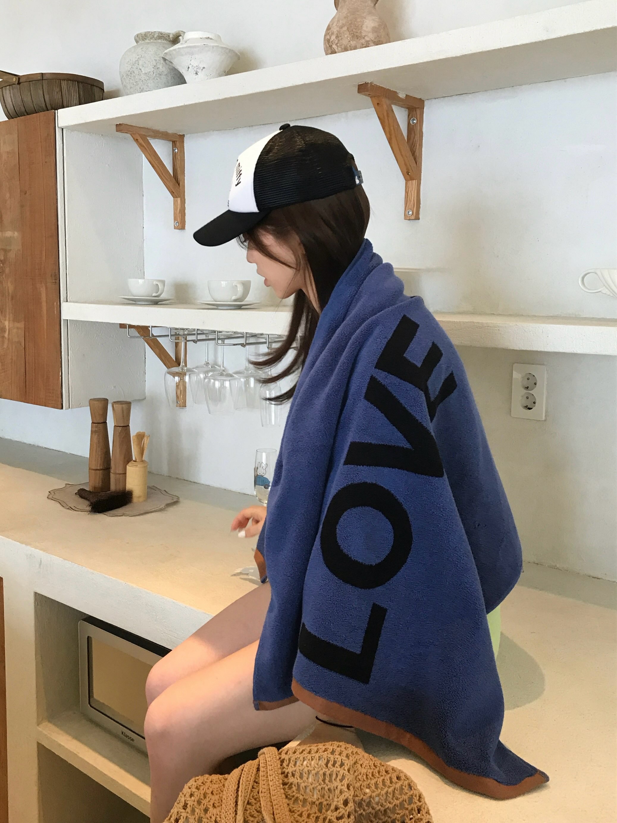 MILLO WOMEN x miffy Airborne Miffy Trucker Cap Black, MILLO WOMEN x miffy Love Myself Beach Towel Blue 착용 스타일 - 3