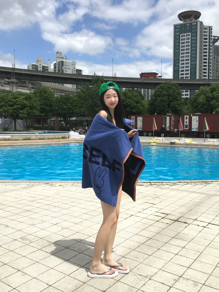 MILLO WOMEN x miffy Love Myself Beach Towel Blue, MILLO WOMEN x miffy Airborne Miffy Trucker Cap Green 착용 스타일 - 4
