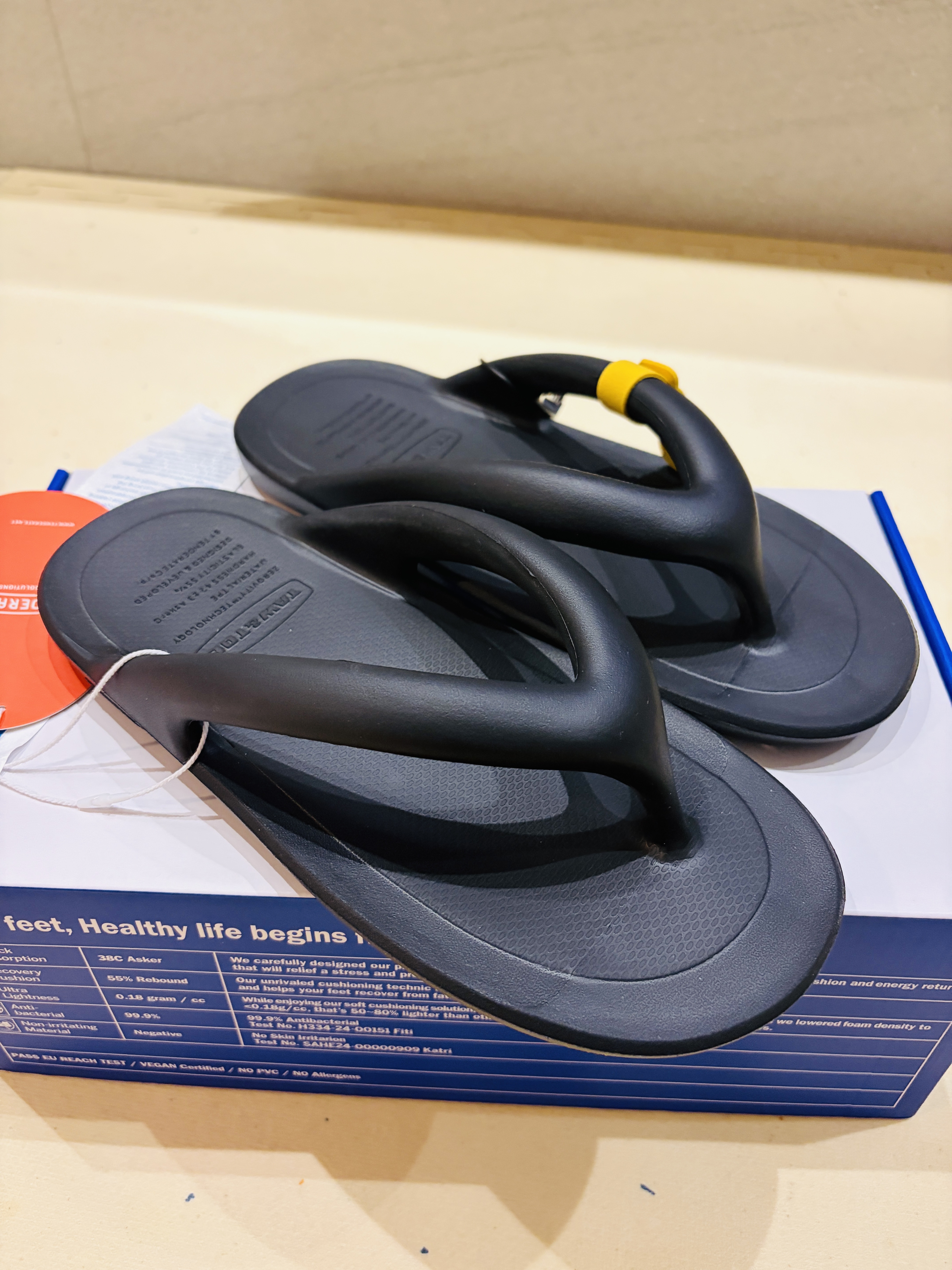 Taw&Toe Flip Flop Zerovity Flat Black 착용 스타일 - 3