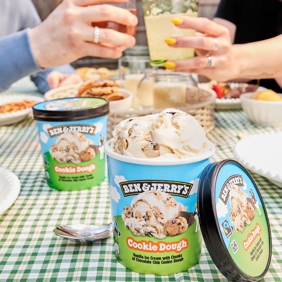 [KREAM 단독] Ben&Jerry's 3 Pint Set + FREE PB S'more Pint, Scoop Spoon & Insulated Bag, Ben&Jerry's Ice Cream Cake + FREE PB S'more Pint + Scoop Spoon 착용 스타일 - 2