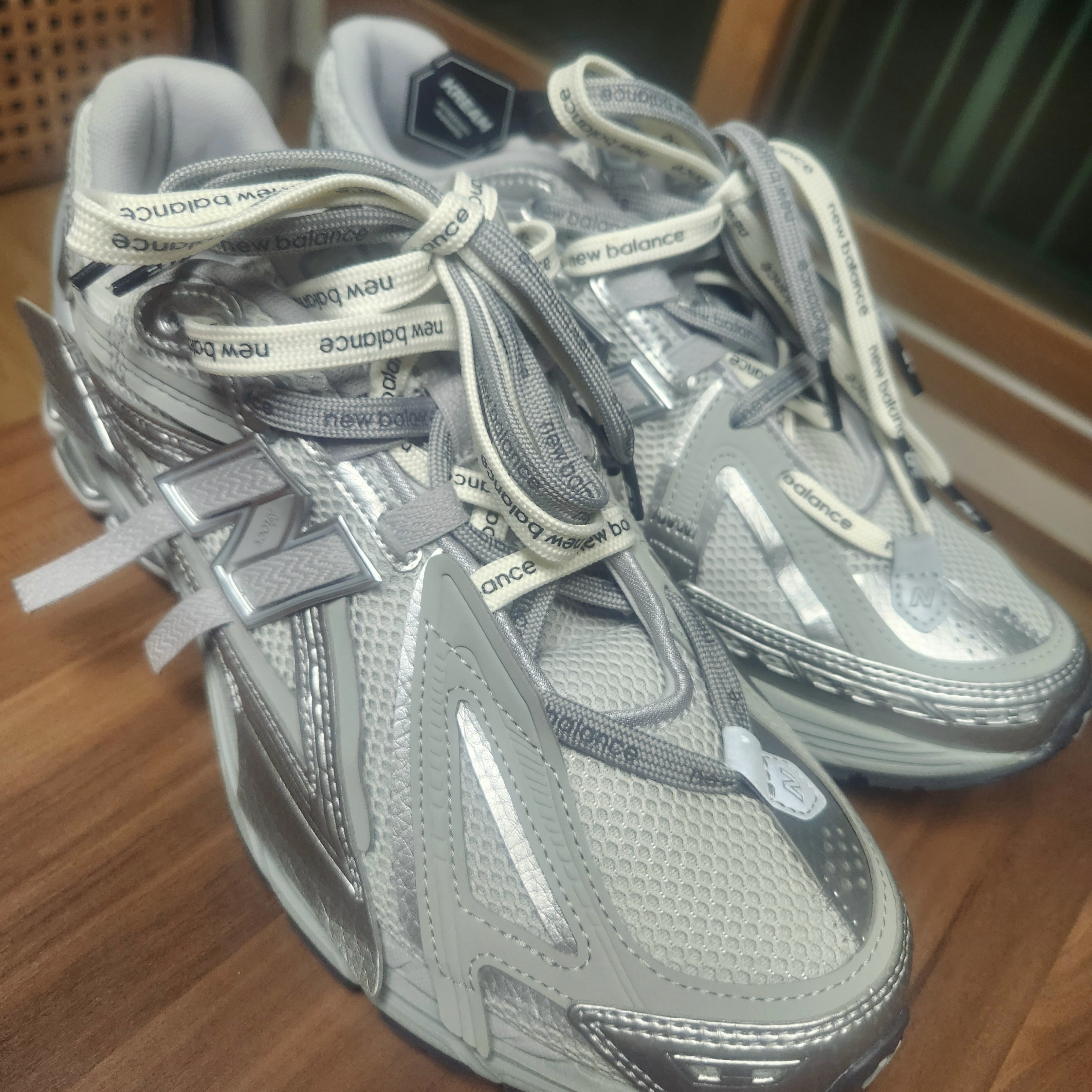 New Balance 1906A Concrete Silver Metallic 착용 스타일 - 1