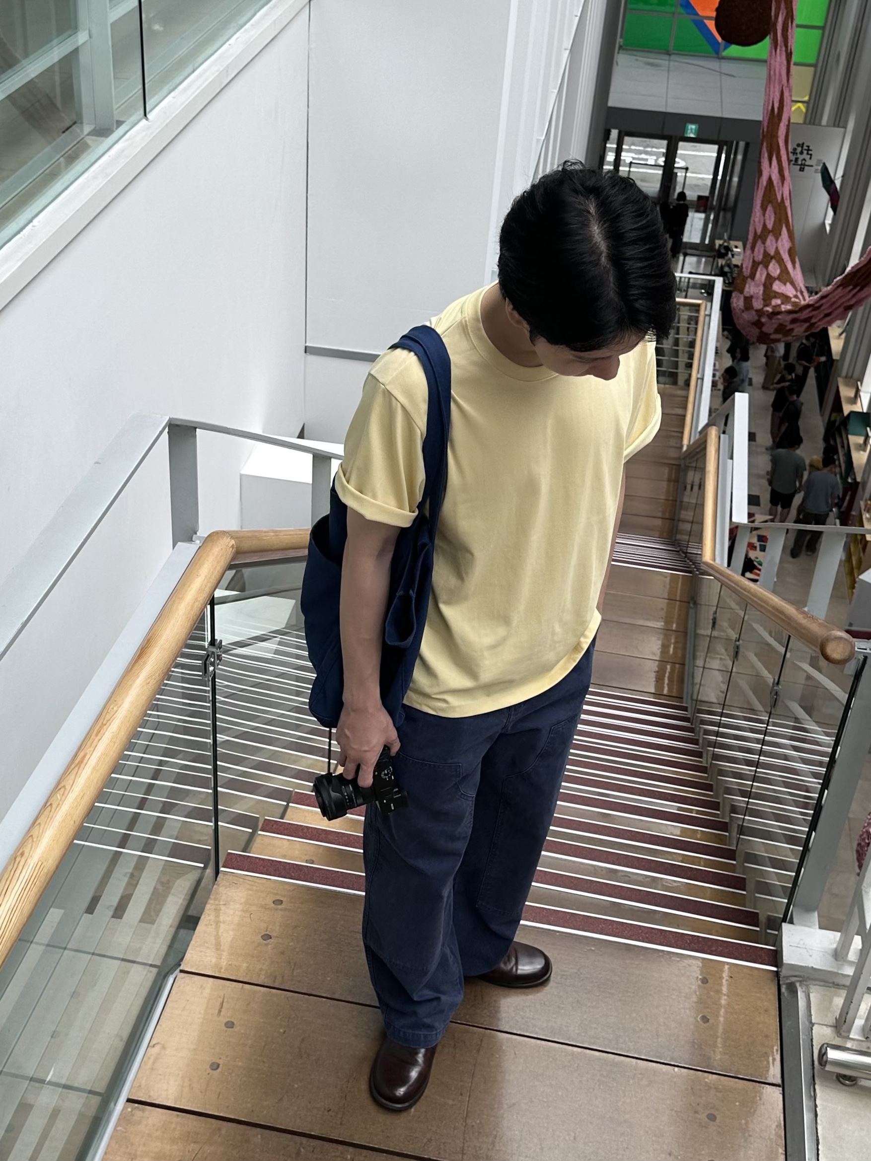noun Soft Round T-Shirts Yellow, noun Washed Carpenter Pants Blue 착용 스타일 - 4