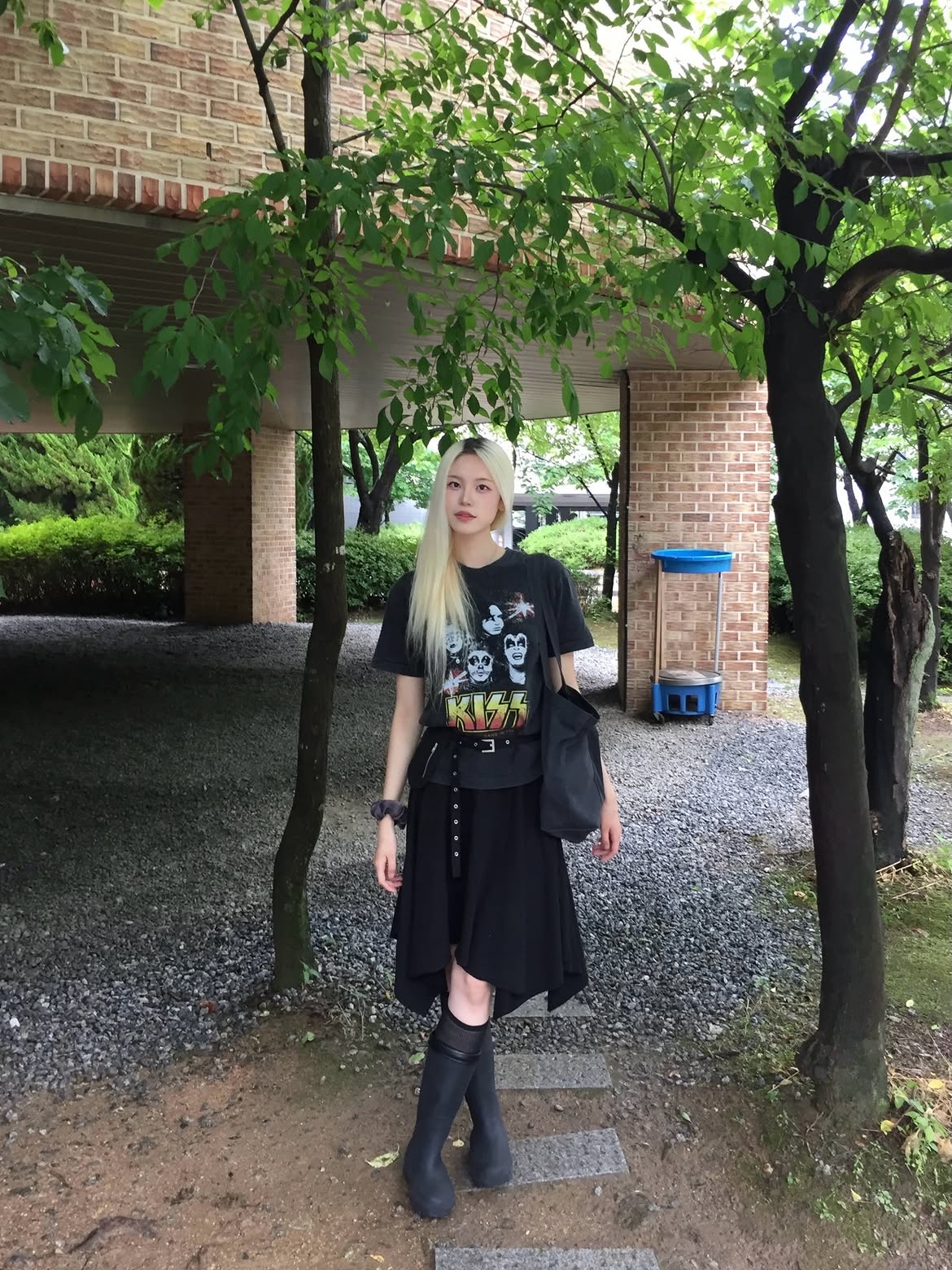 MAINBOOTH X KISS Firework T-shirt Charcoal 착용 스타일 - 3