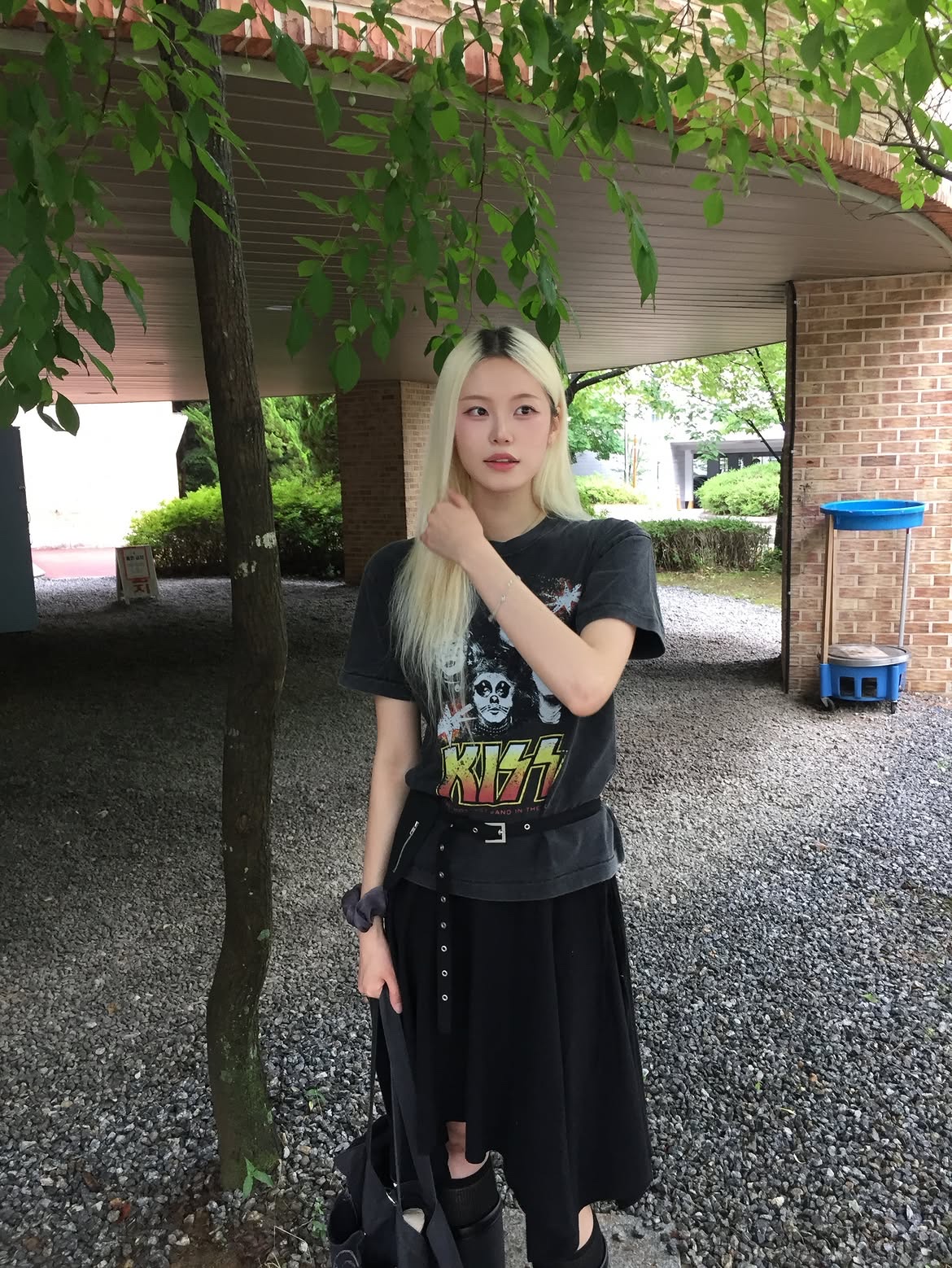 MAINBOOTH X KISS Firework T-shirt Charcoal 착용 스타일 - 4
