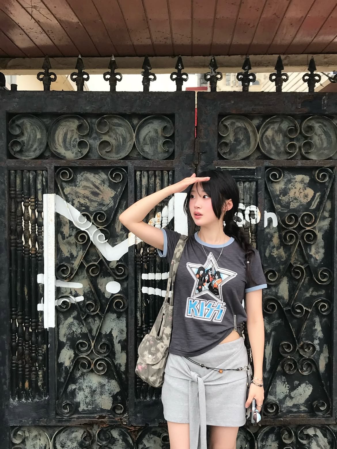 MAINBOOTH X KISS Woman Star T-shirt Charcoal 착용 스타일 - 1
