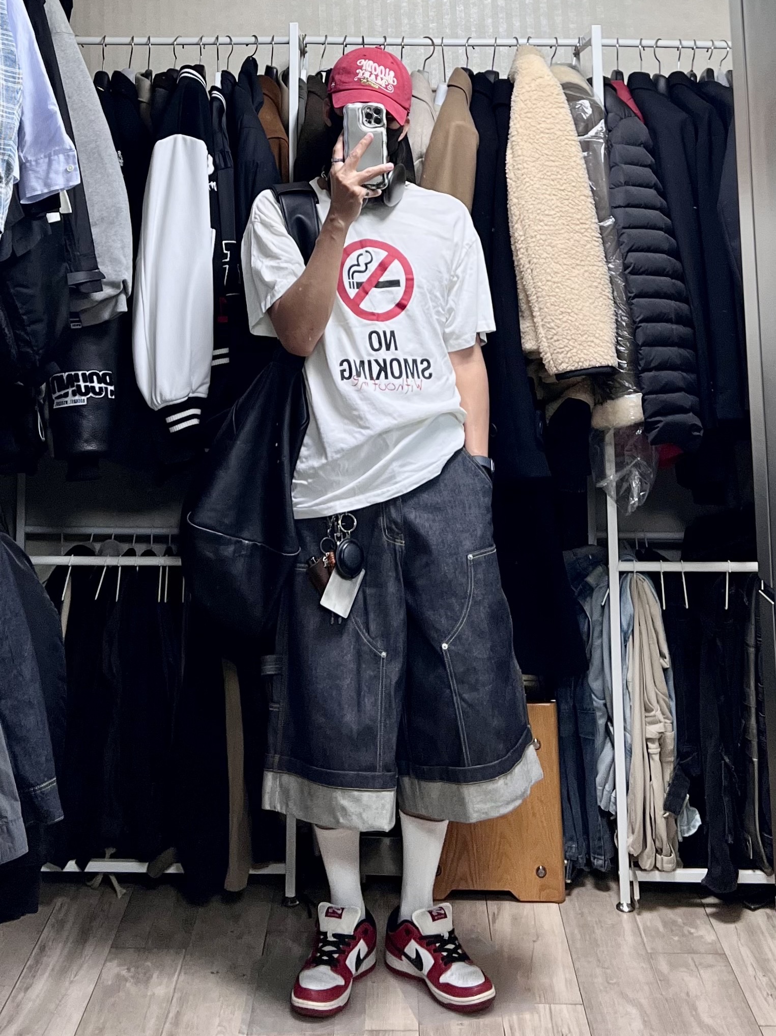 Nike SB Dunk Low Pro Chicago, Project G/R Membership Meme No Smoking Without Me T-Shirt White 착용 스타일