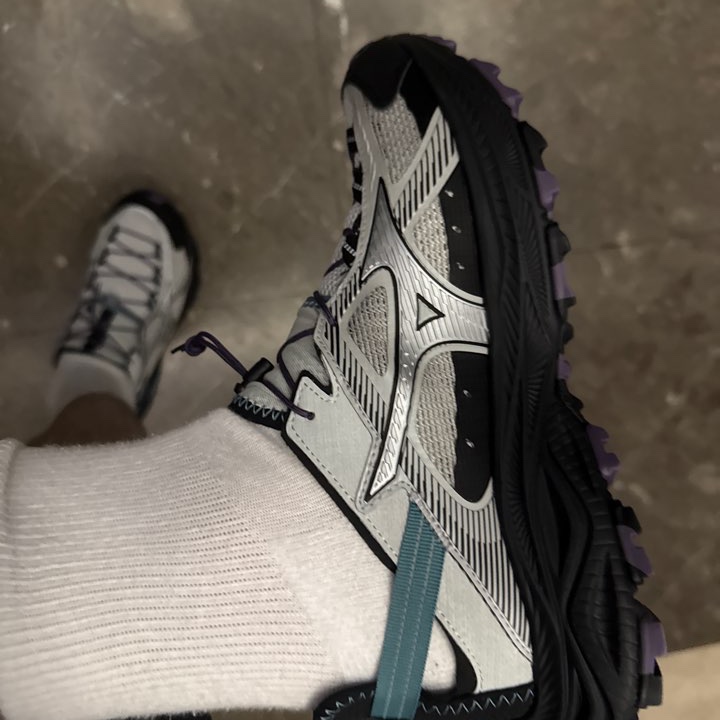 Mizuno Racer Trail SE V2 Gorpcore Silver Black 착용 스타일