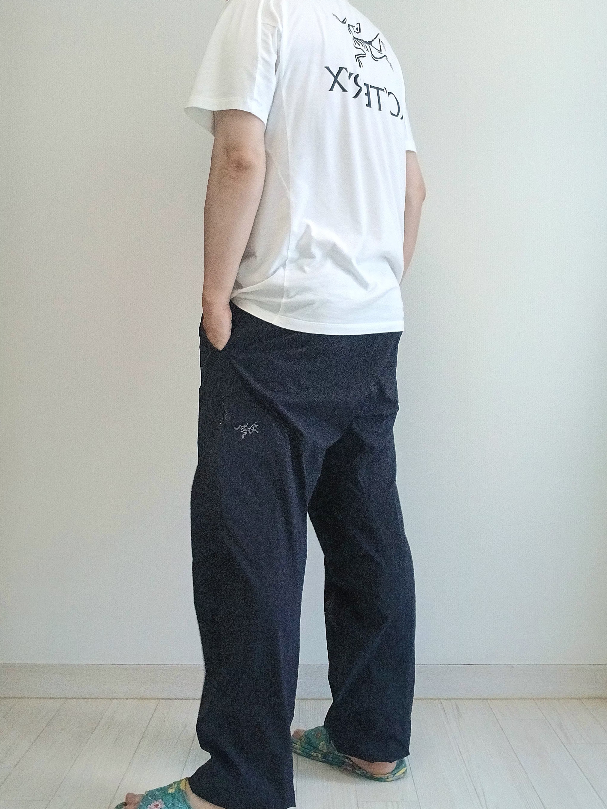 Arc'teryx Kragg SL Cotton Bird Word SS T-Shirt White Light Black, Arc'teryx Konseal Pants Black 착용 스타일 - 1