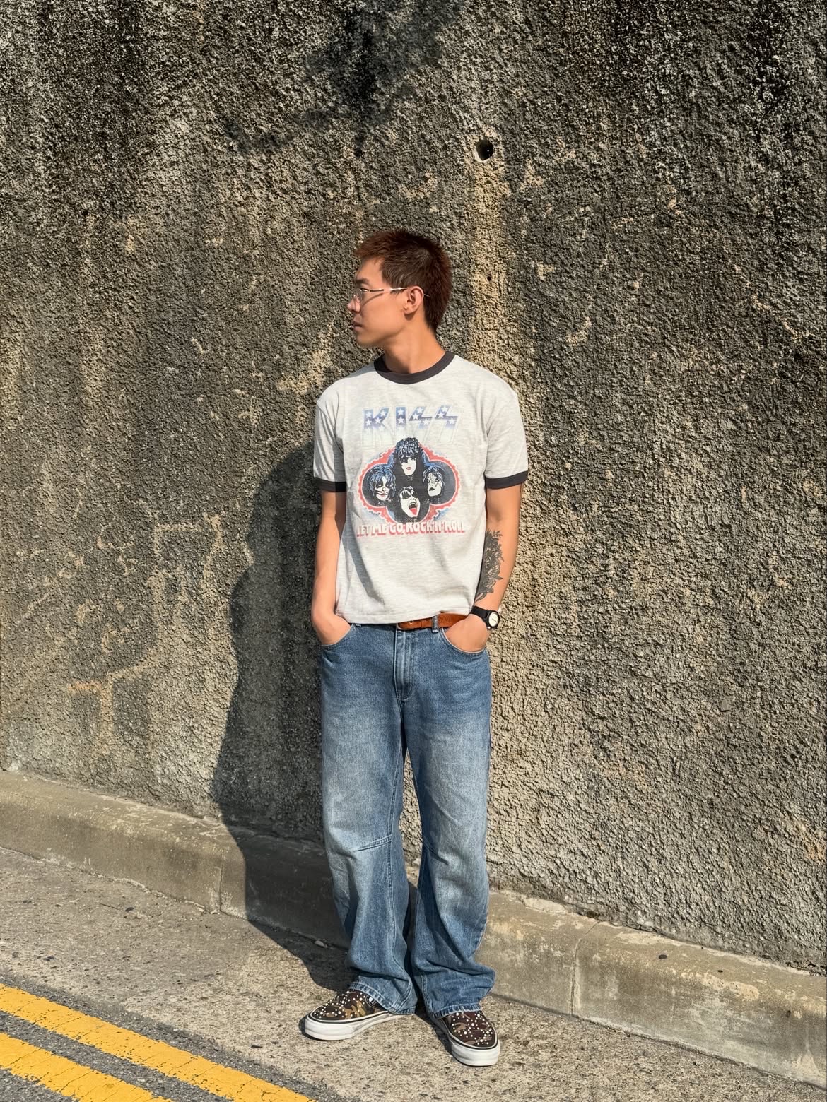 MAINBOOTH X KISS USA Logo T-shirt Gray 착용 스타일 - 1
