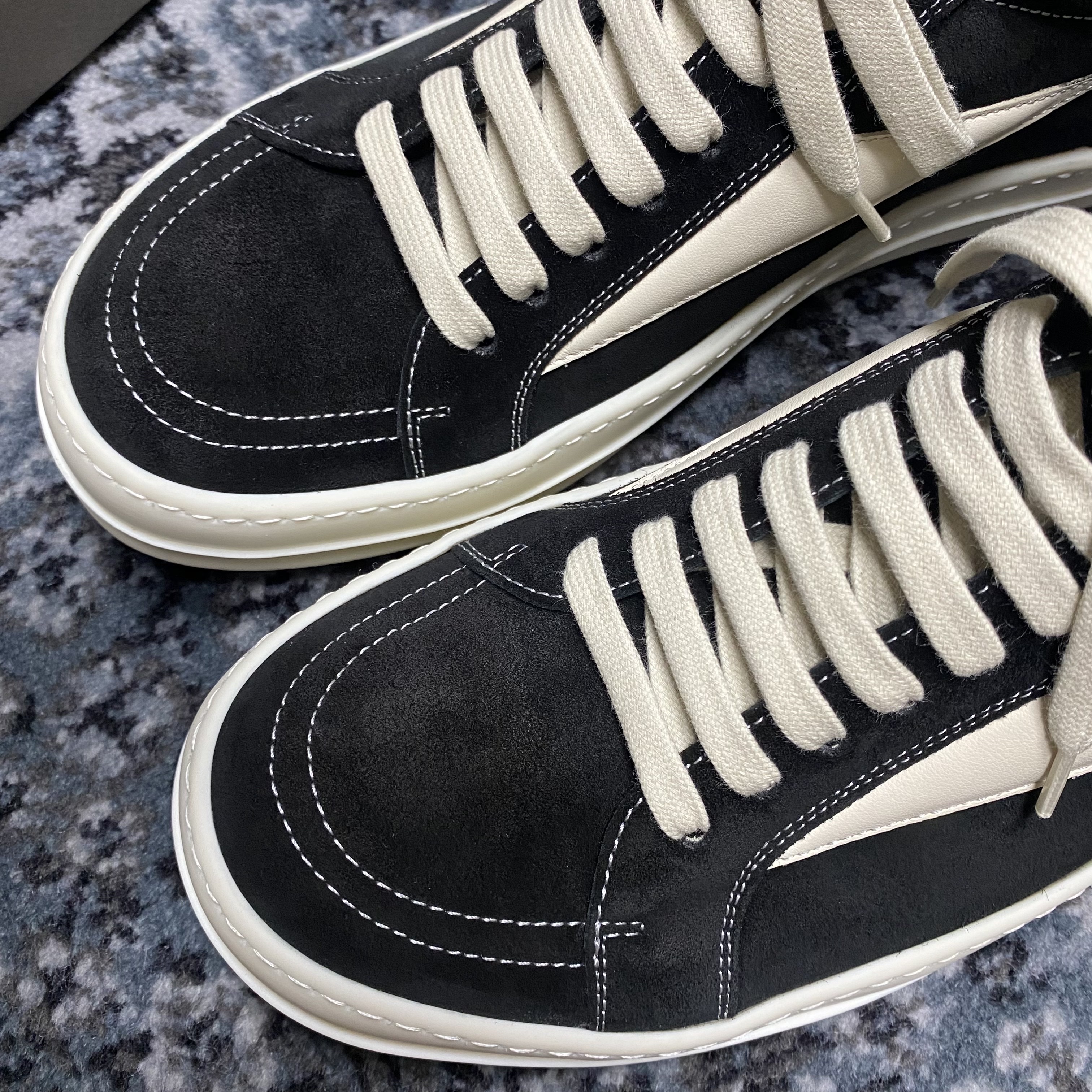 Rick Owens Vintage Sneakers Black Milk, Rick Owens Suede Vintage Sneakers Black Milk White 착용 스타일 - 2