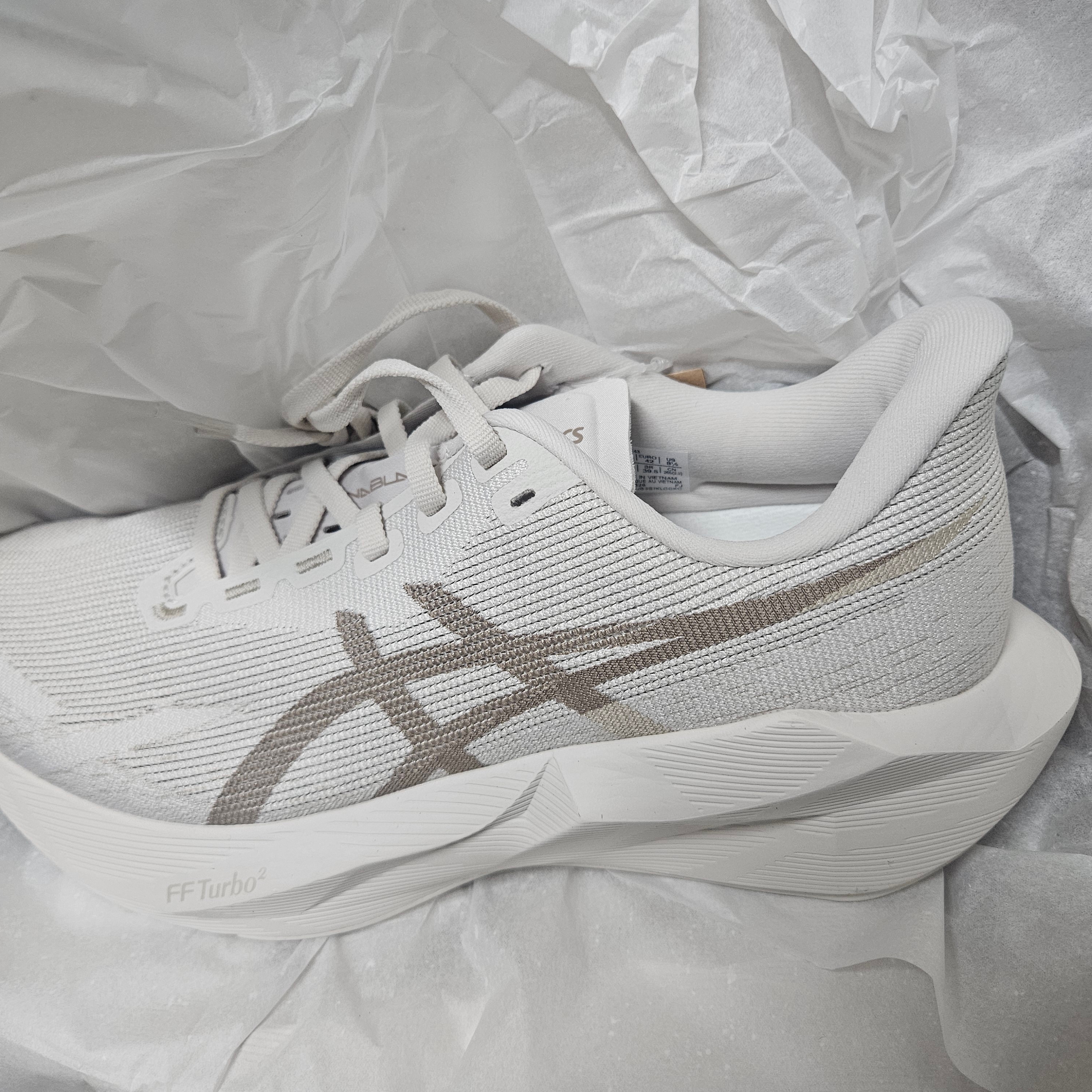 Asics Novablast 6 Soft Oat Greige 착용 스타일