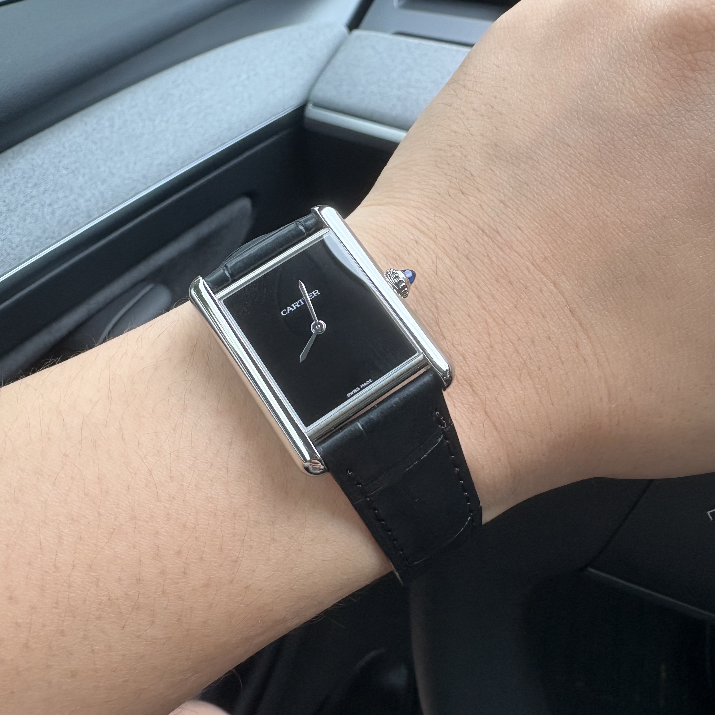Cartier Tank Must Watch Large Quartz Steel Alligator Skin Black 착용 스타일
