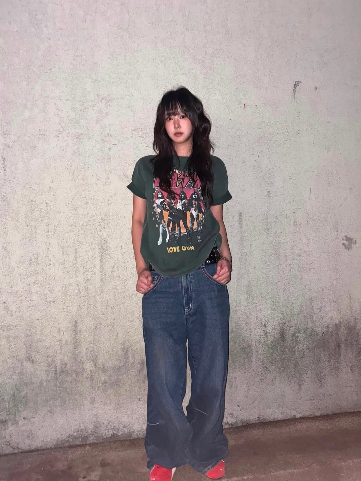 MAINBOOTH X KISS Love Gun T-shirt Deep Green 착용 스타일 - 2