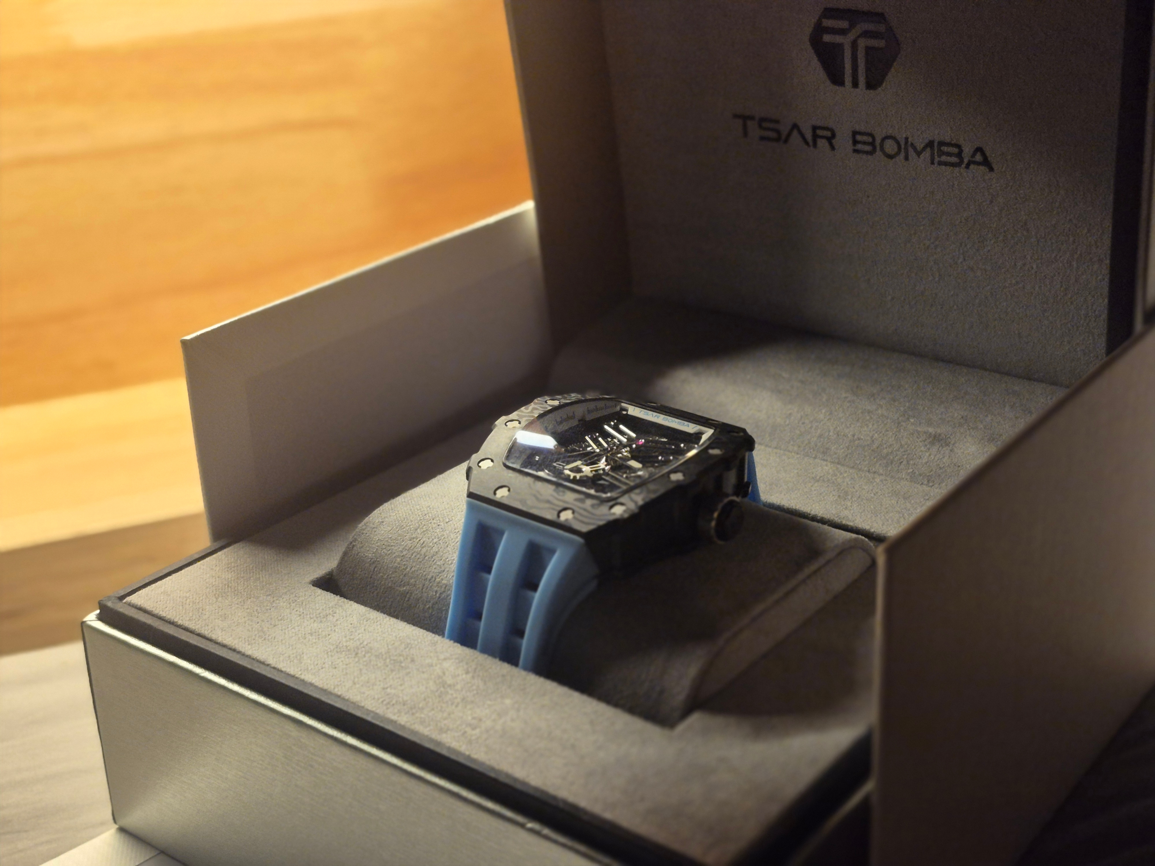 Tsar Bomba Elemental Carbon Fiber Automatic TB8208CF-40 Ellegant White 착용 스타일