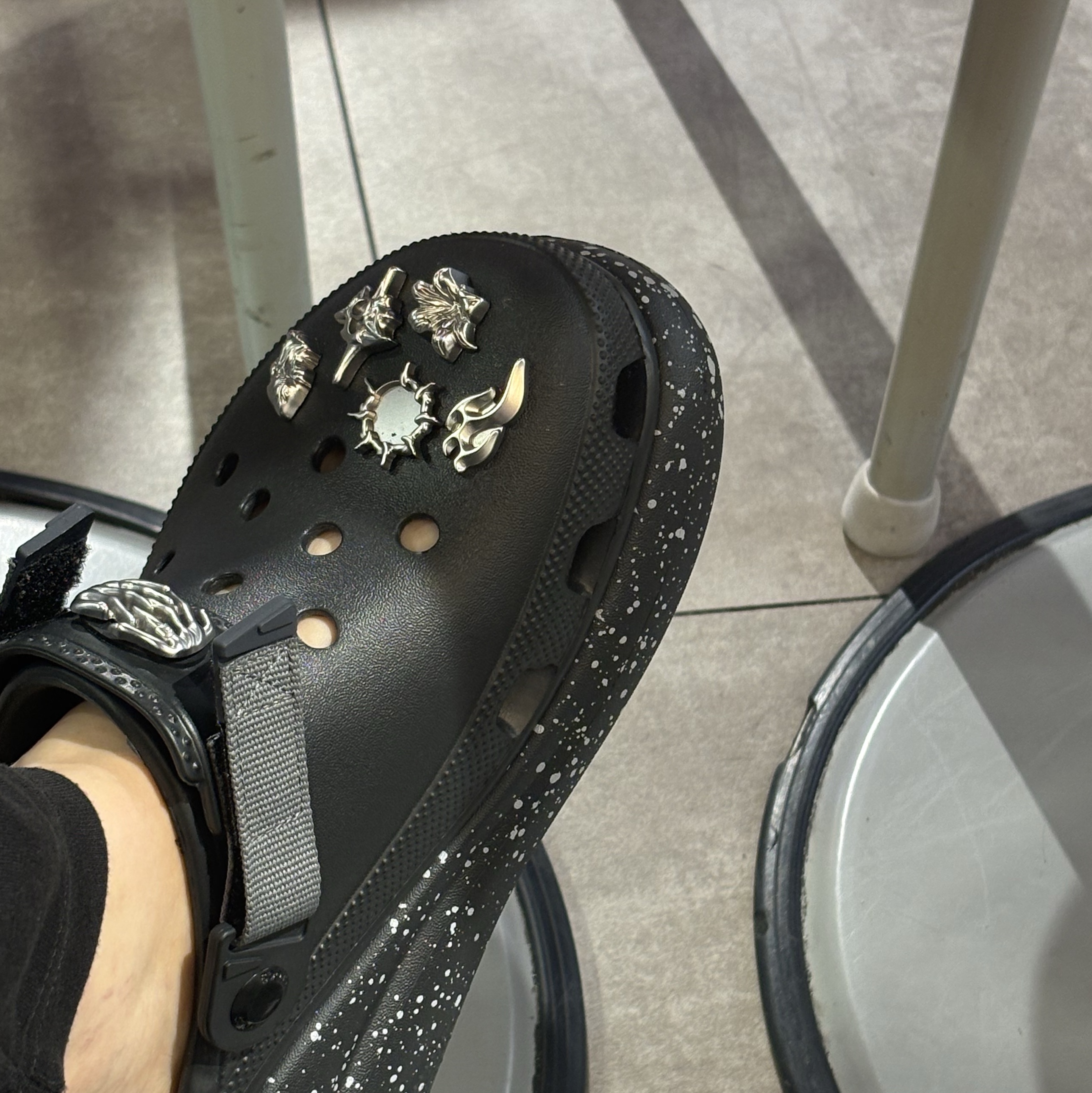 Crocs Crush Embellished Clog Black 착용 스타일 - 2