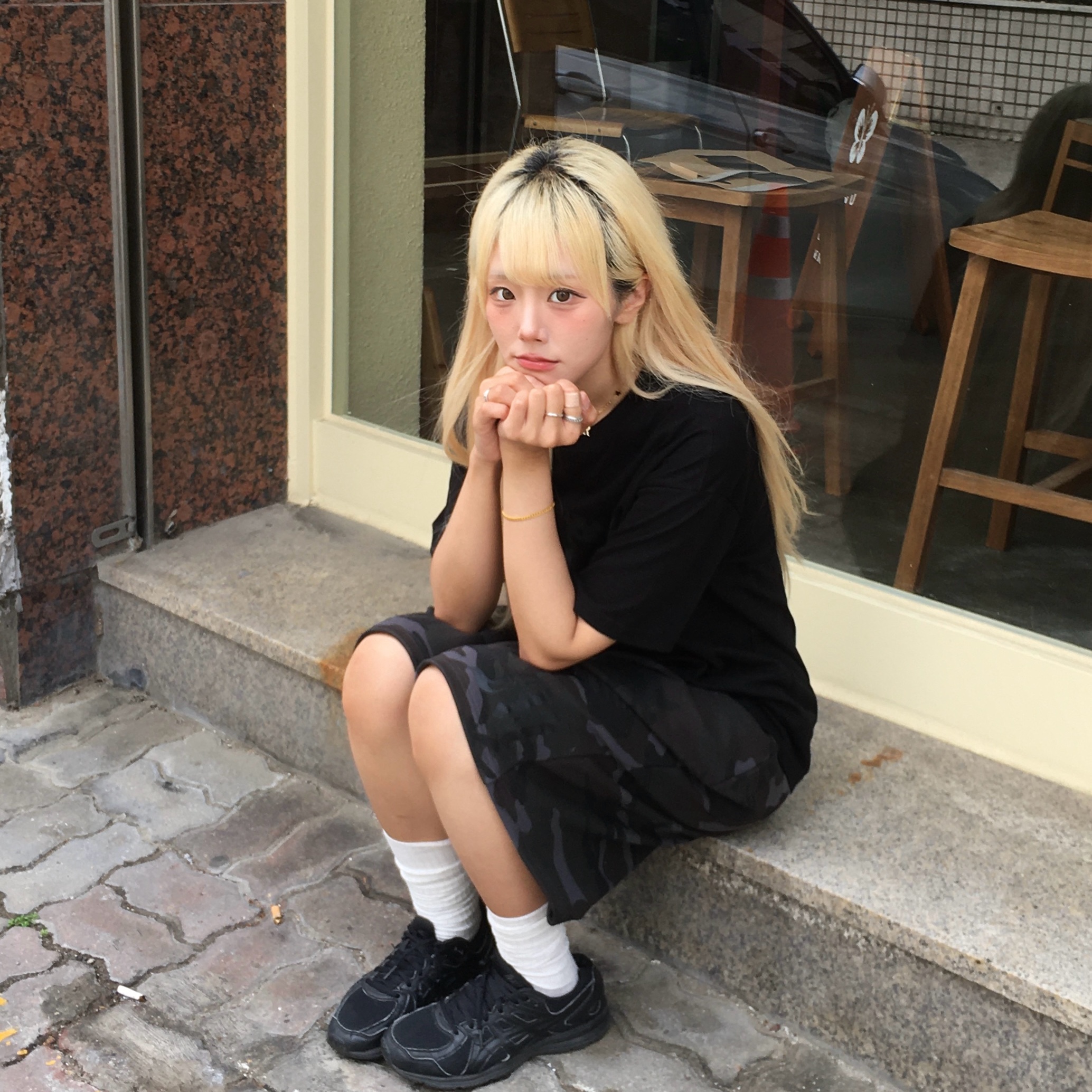 AMOU Camo One Tuck Bermuda Pants Charcoal, AMOU Camo One Tuck Bermuda Pants Beige 착용 스타일 - 2