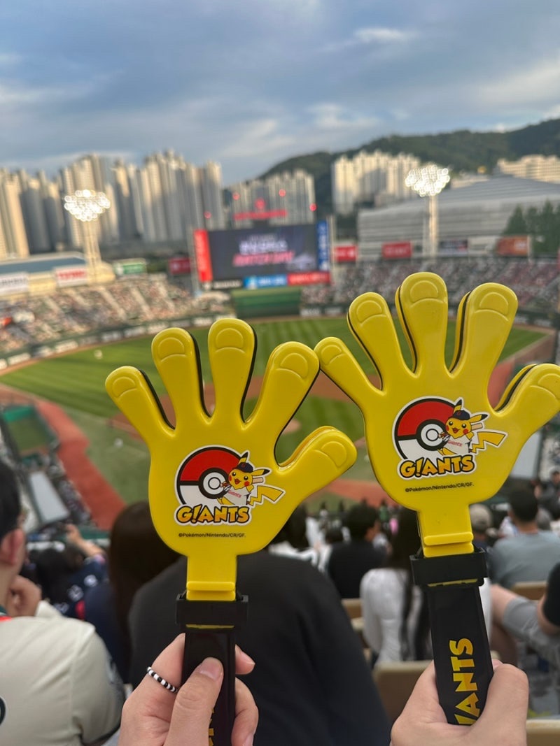 Pokemon x Lotte Giants Pikachu Uniform White Black (No Marking Ver.), Pokemon x Lotte Giants Pikachu Jjakjjaki Yellow Black 착용 스타일 - 2
