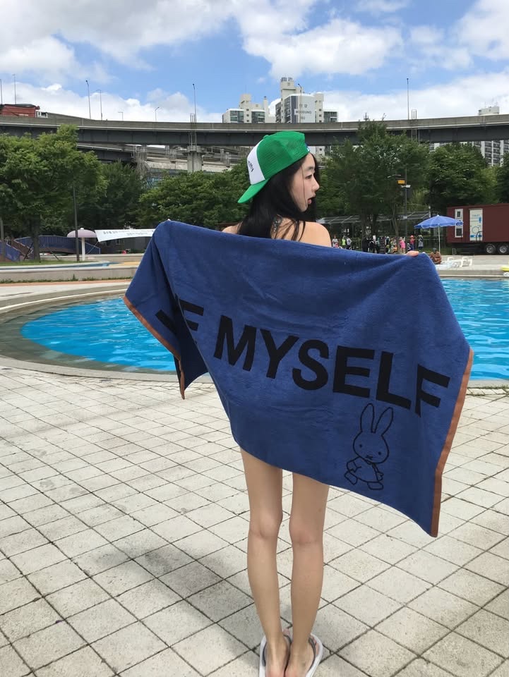 MILLO WOMEN x miffy Love Myself Beach Towel Blue, MILLO WOMEN x miffy Airborne Miffy Trucker Cap Green 착용 스타일 - 1