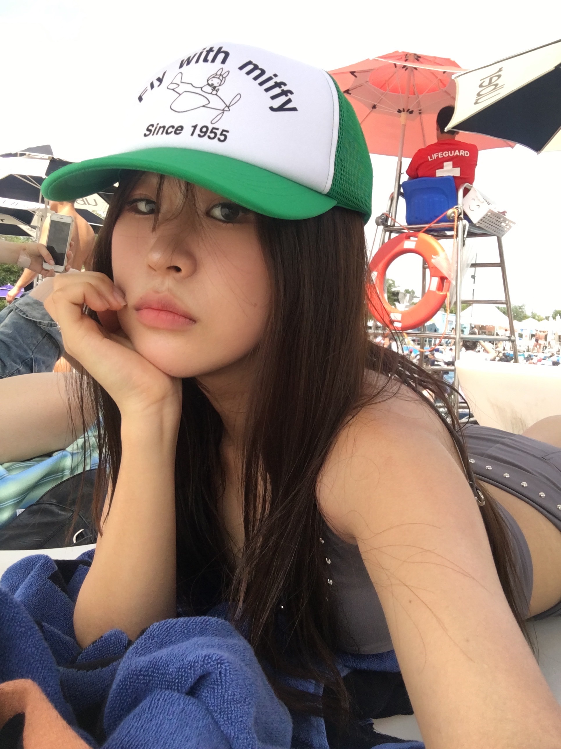 MILLO WOMEN x miffy Airborne Miffy Trucker Cap Green, MILLO WOMEN x miffy Love Myself Beach Towel Blue 착용 스타일 - 1
