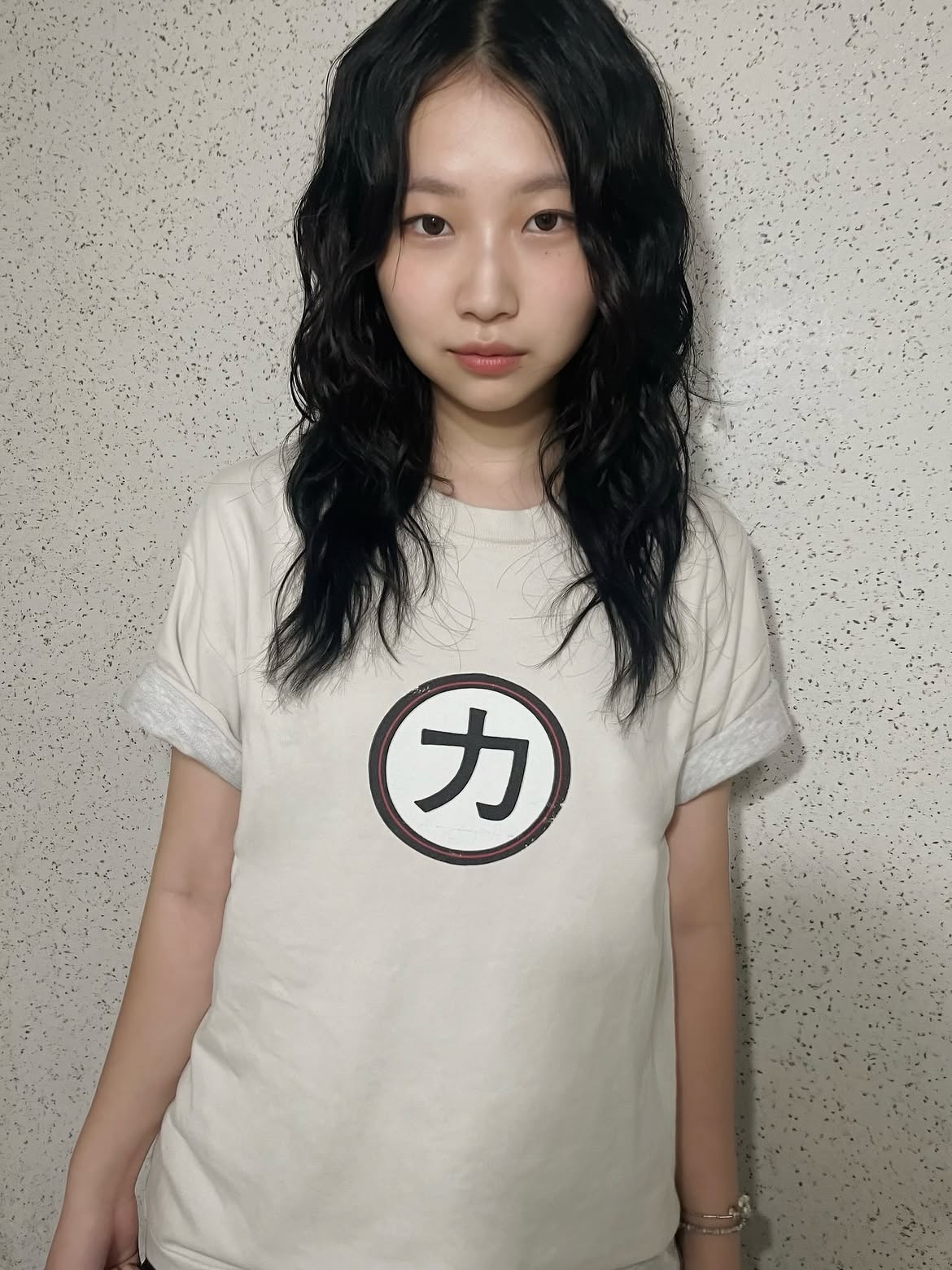 MAINBOOTH X KISS Chikara T-shirt Light Beige 착용 스타일 - 3