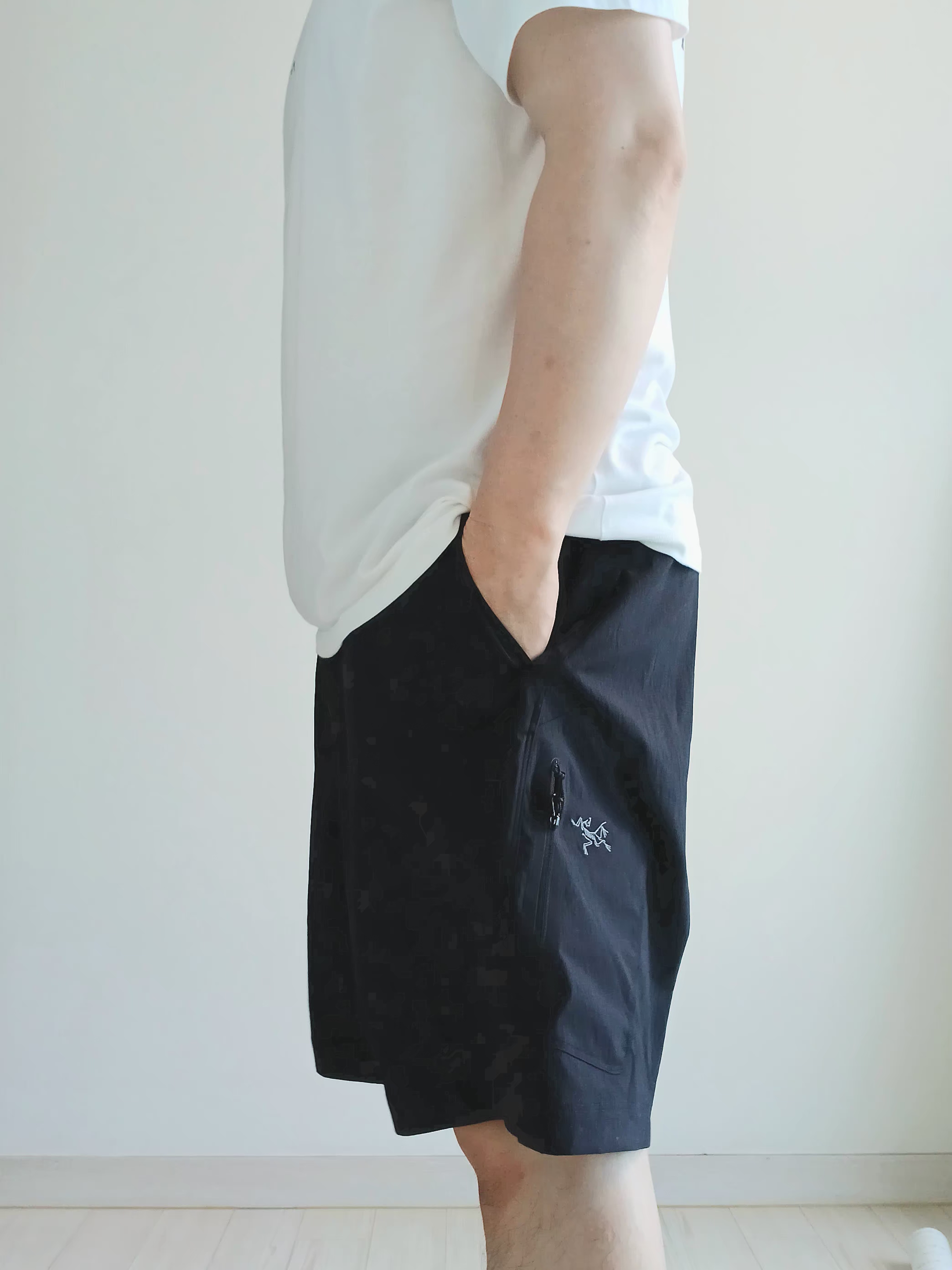 Arc'teryx Konseal Shorts 9 Inch Black, Arc'teryx Kragg SL Cotton Bird Word SS T-Shirt White Light Black 착용 스타일 - 3