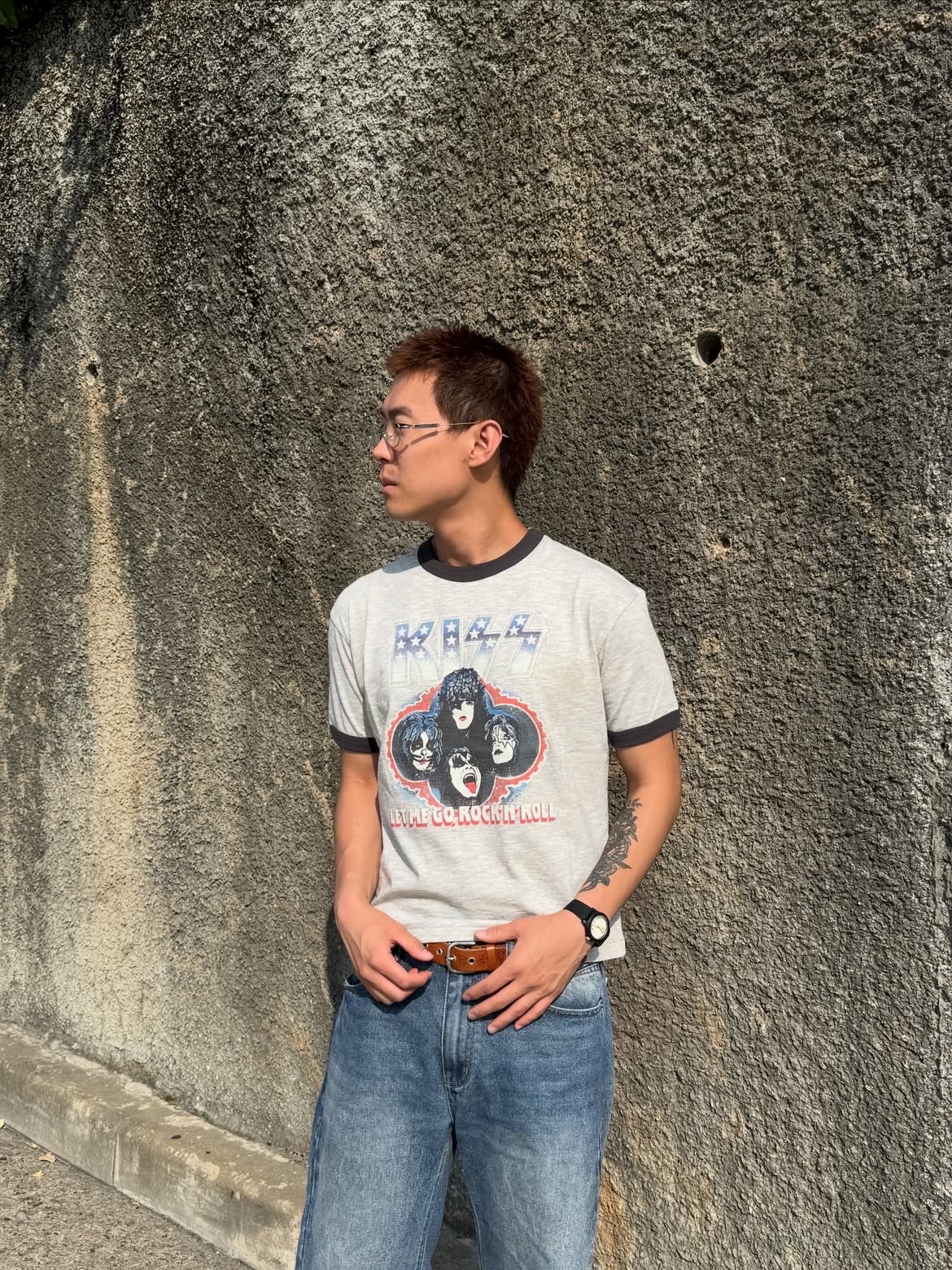 MAINBOOTH X KISS USA Logo T-shirt Gray 착용 스타일 - 3