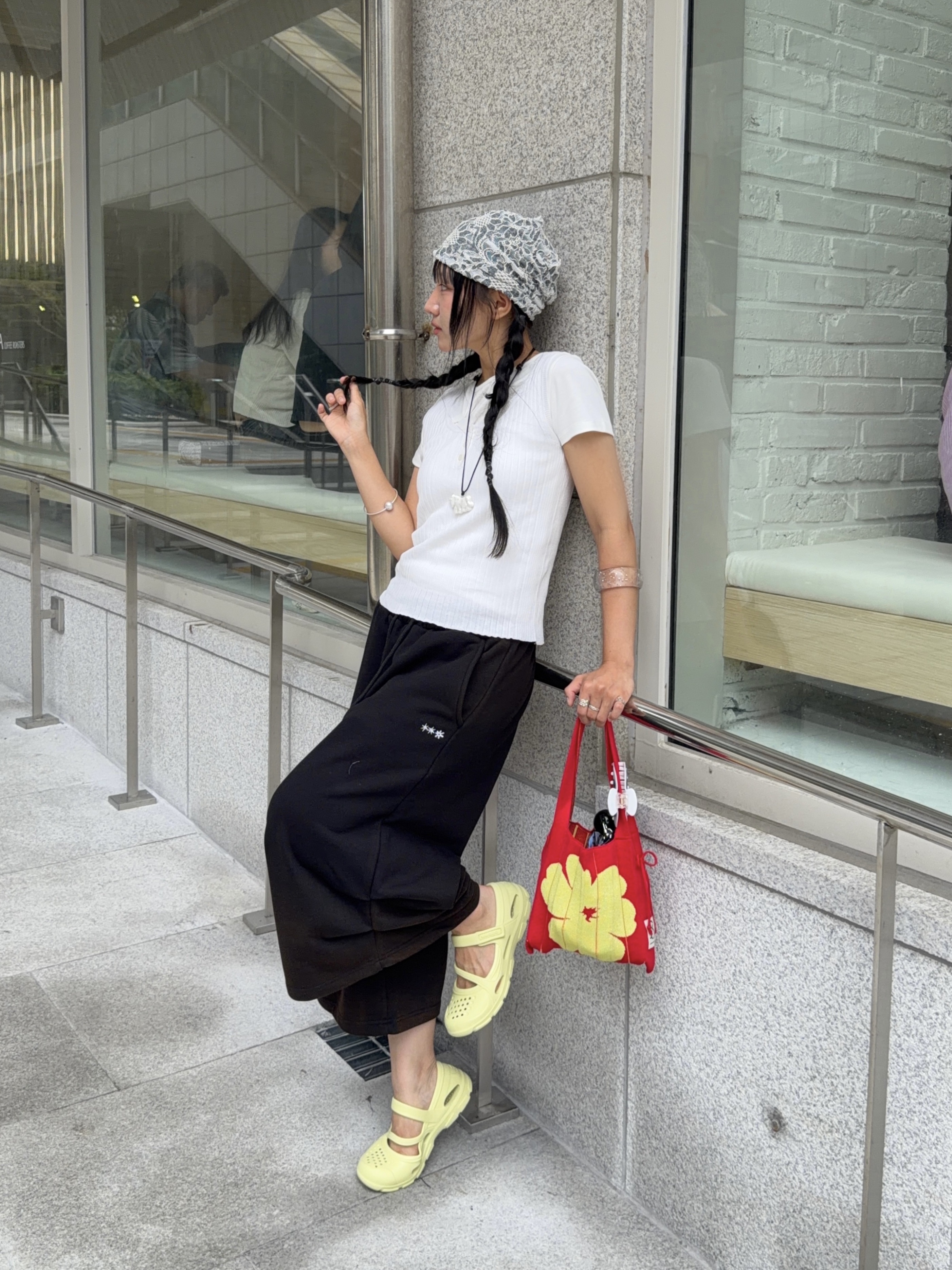 TONSIL Pin-Tuck Washed Long Bermuda Pants Black 착용 스타일 - 2