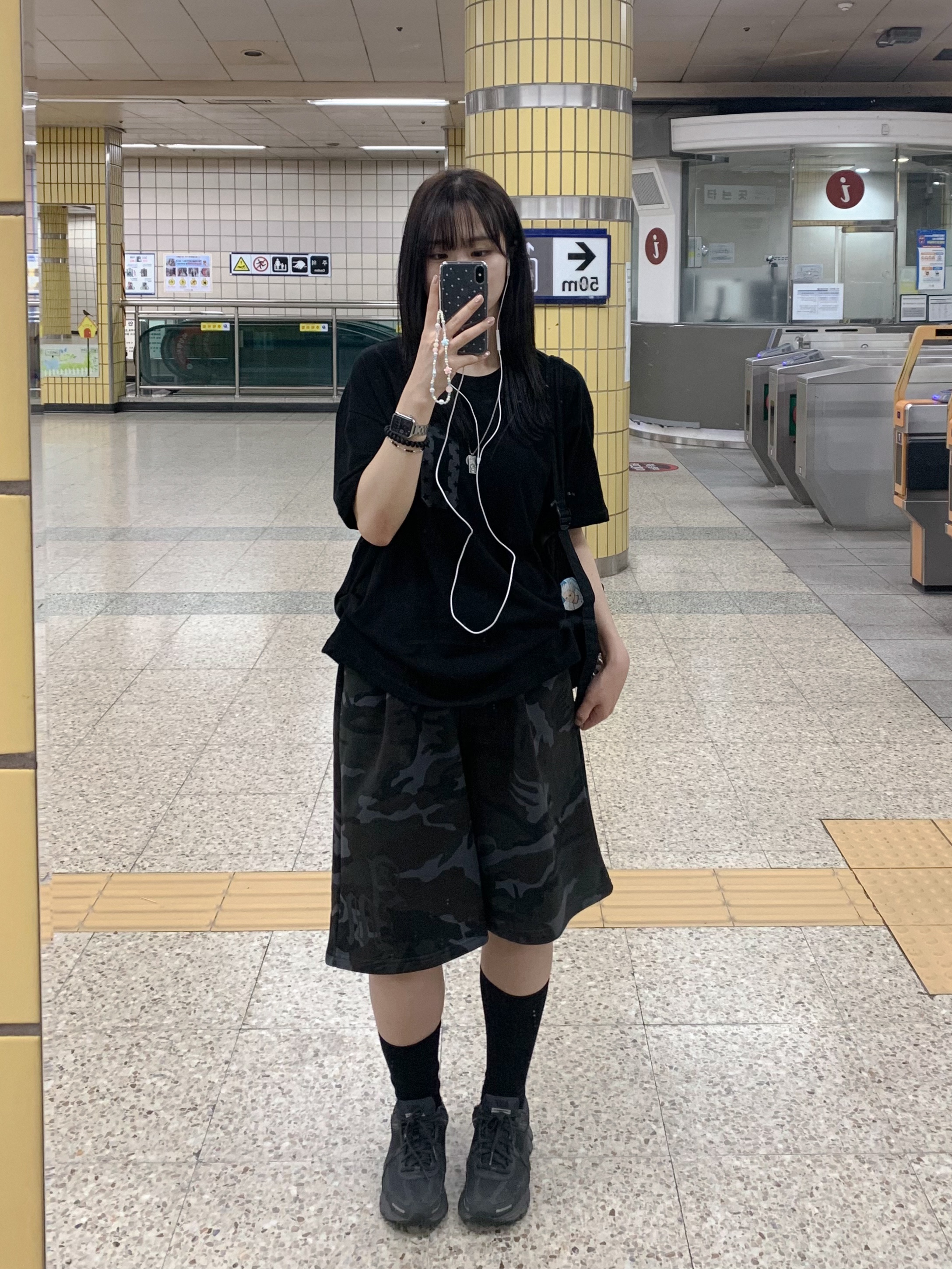 AMOU Camo One Tuck Bermuda Pants Charcoal, AMOU Camo One Tuck Bermuda Pants Beige 착용 스타일 - 4