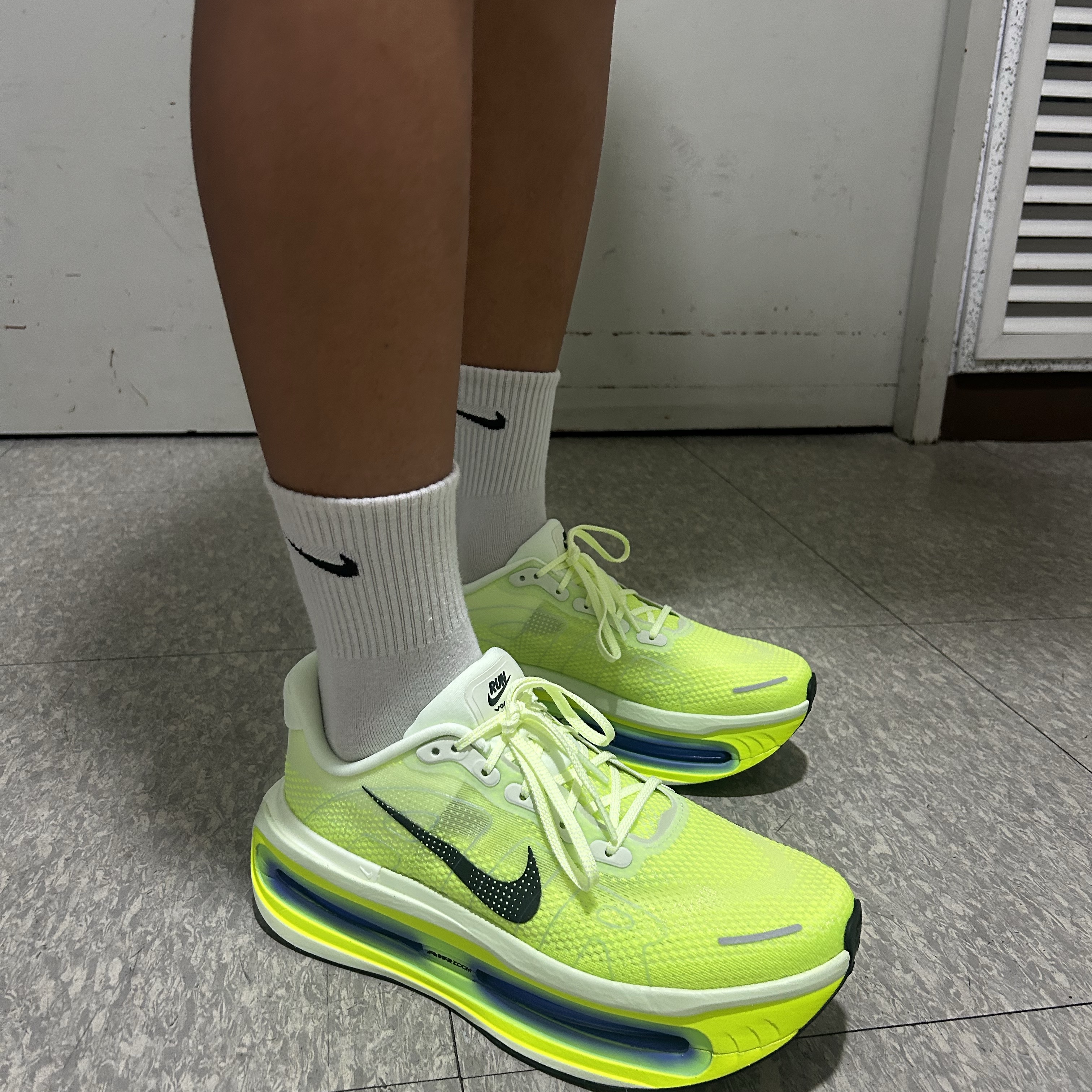 Nike Vomero Premium Volt Tint Sapphire 착용 스타일
