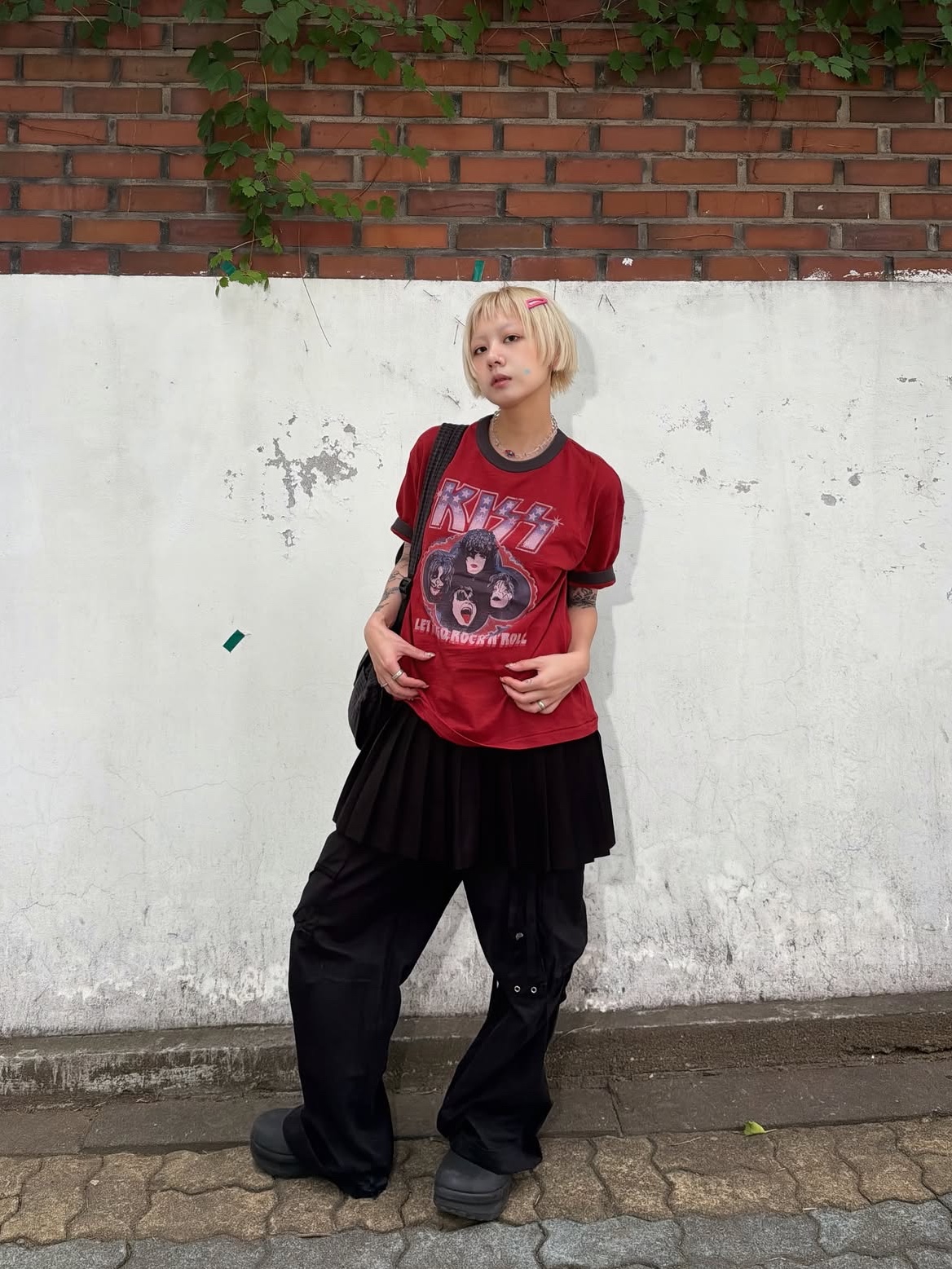 MAINBOOTH X KISS USA Logo T-shirt Red 착용 스타일 - 1