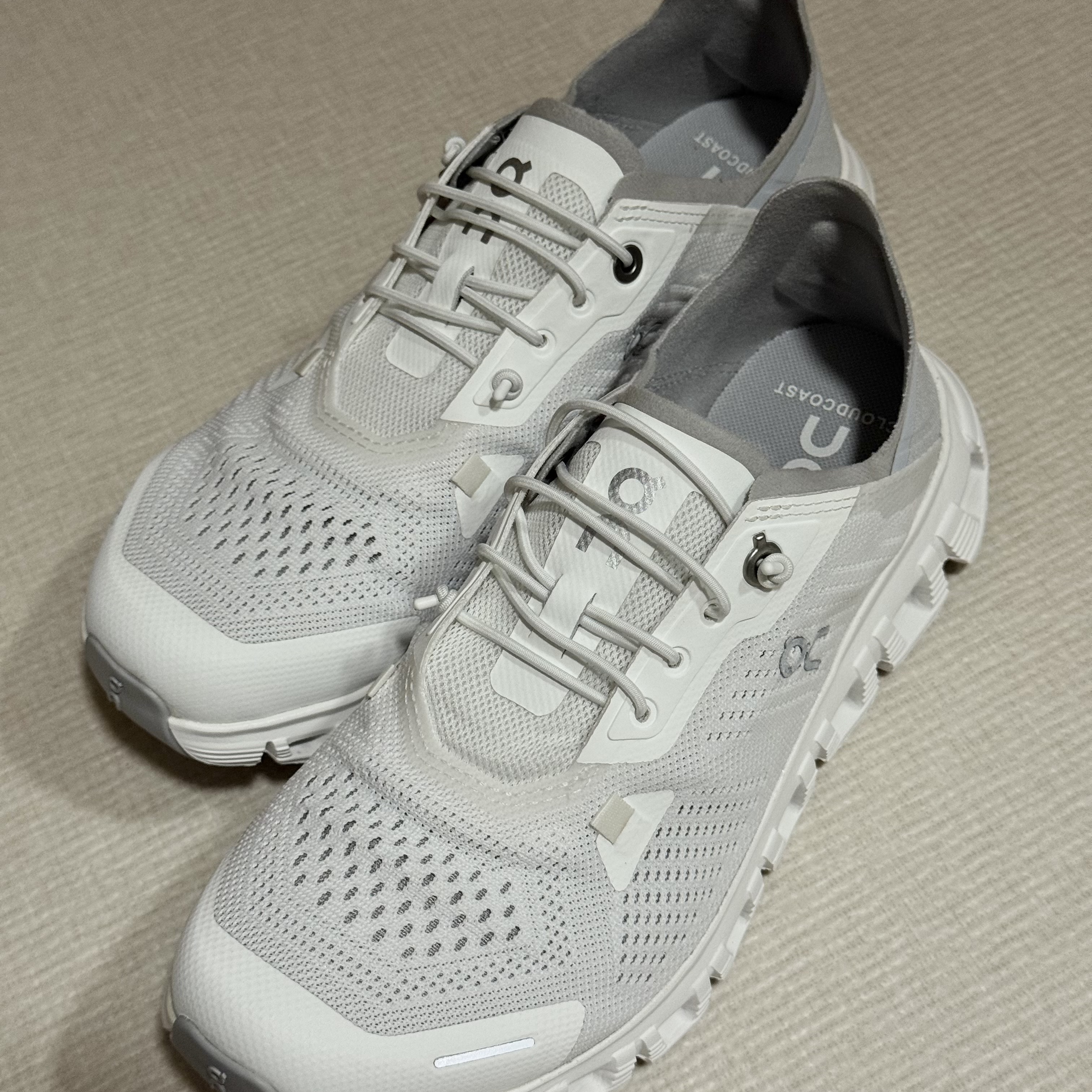 (W) On Running Cloud 6 Coast White Glacier, On Running Cloud 6 Coast White Glacier 착용 스타일 - 1
