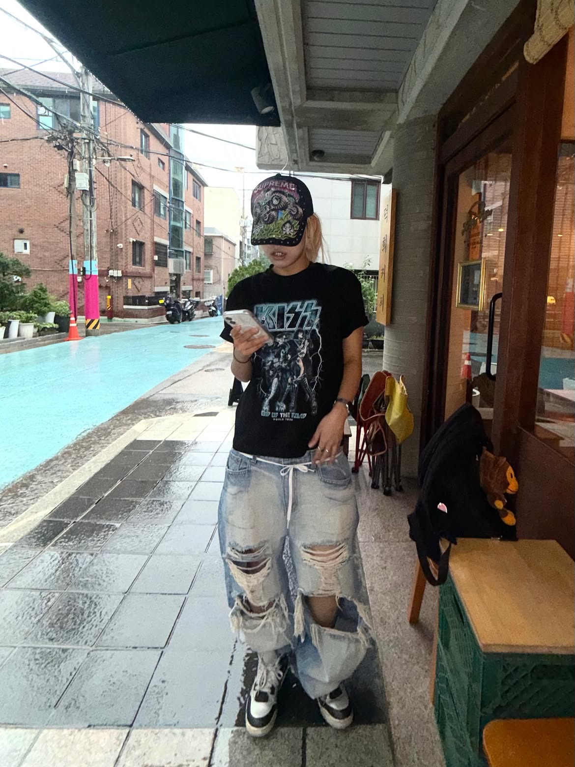 MAINBOOTH X KISS Blue Lightning T-shirt Black 착용 스타일 - 1