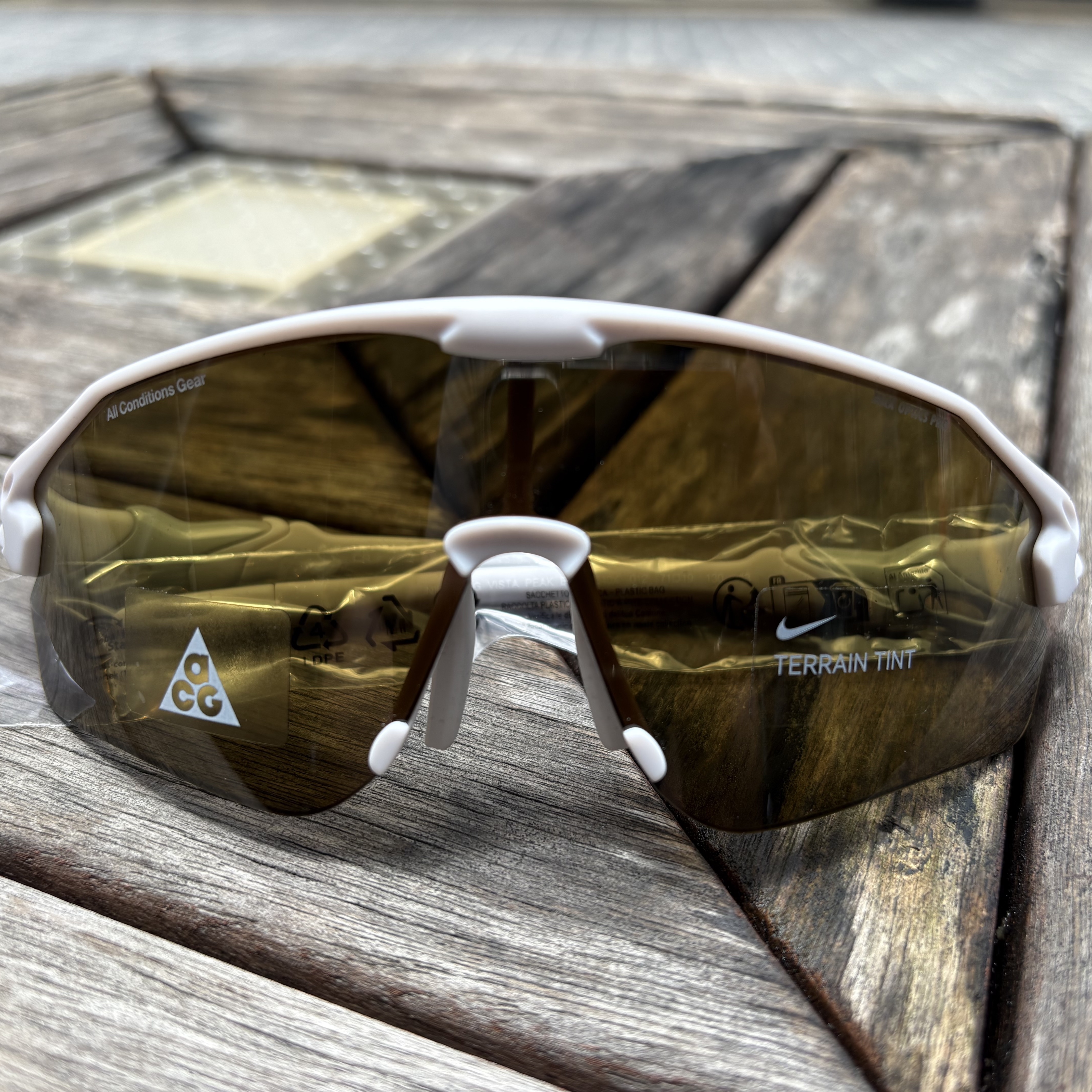 Nike ACG Vista Peak Terrain Tint Sunglasses Photon Dust Grey Fog 착용 스타일