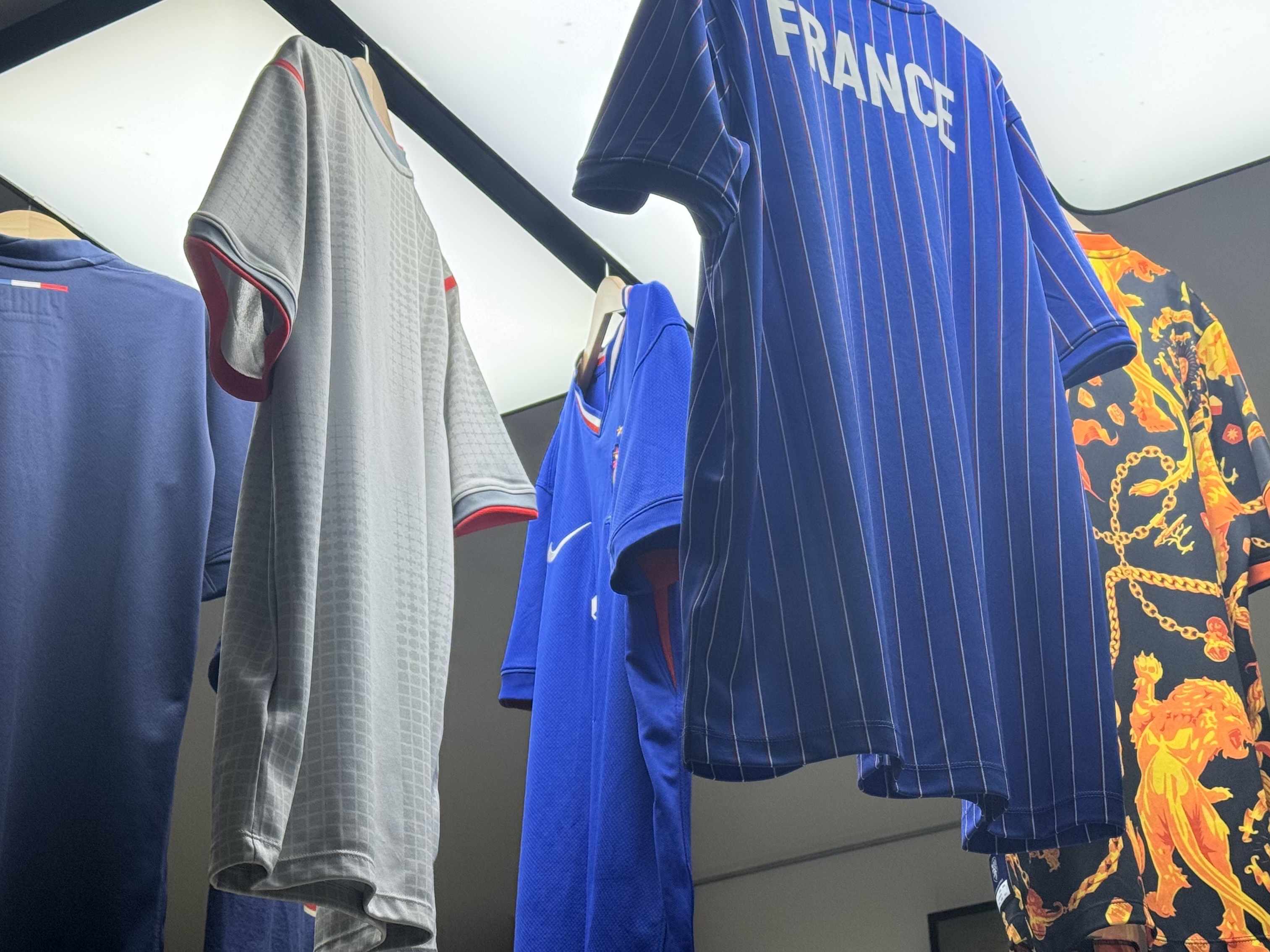 (Kids) Palace x Nike England Short-Sleeve Soccer Top Pewter Grey Bright Crimson Bright Crimson, (Kids) Nike x Jacquemus France Short-Sleeve Football Top Game Royal University Red (IB5408-480) 착용 스타일