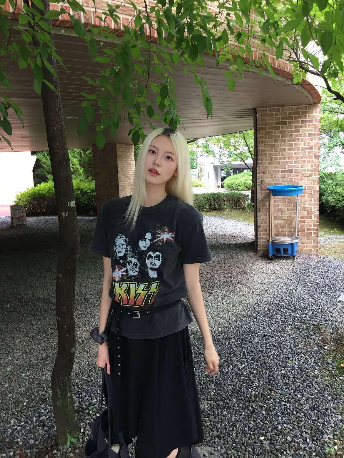 MAINBOOTH X KISS Firework T-shirt Charcoal 착용 스타일 - 5
