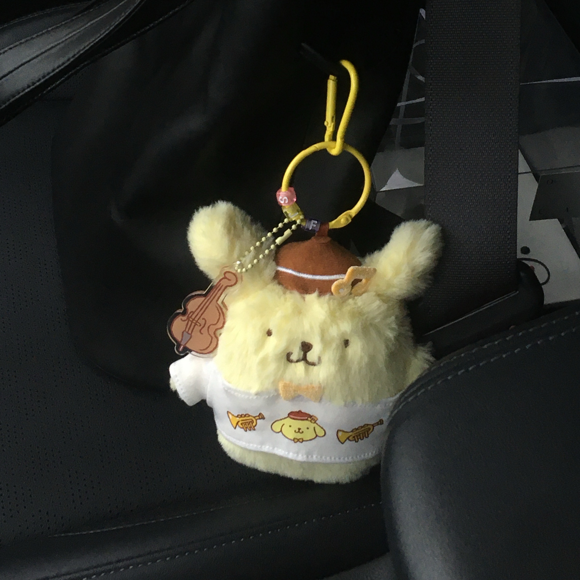 SJF X POMPOMPURIN PLUSH KEYCHAIN - YELLOW 착용 스타일
