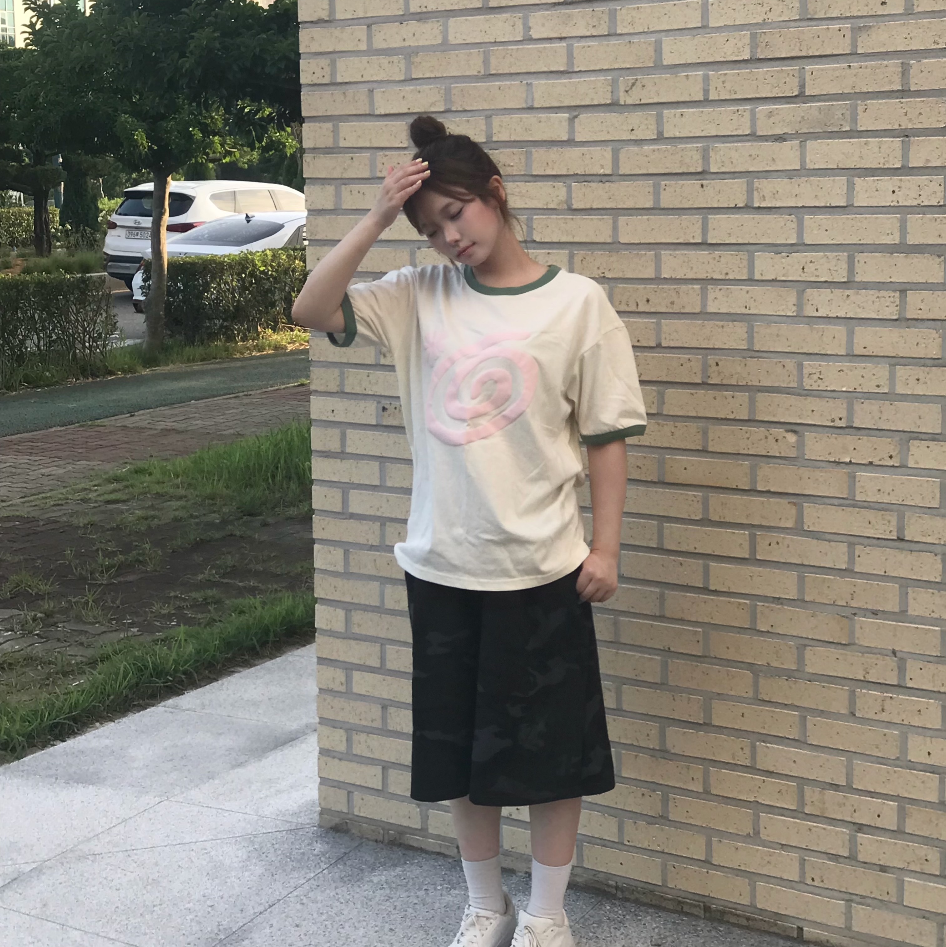 AMOU Molly Ringer T-Shirts Ivory, AMOU Molly Ringer T-Shirts Brown 착용 스타일 - 3
