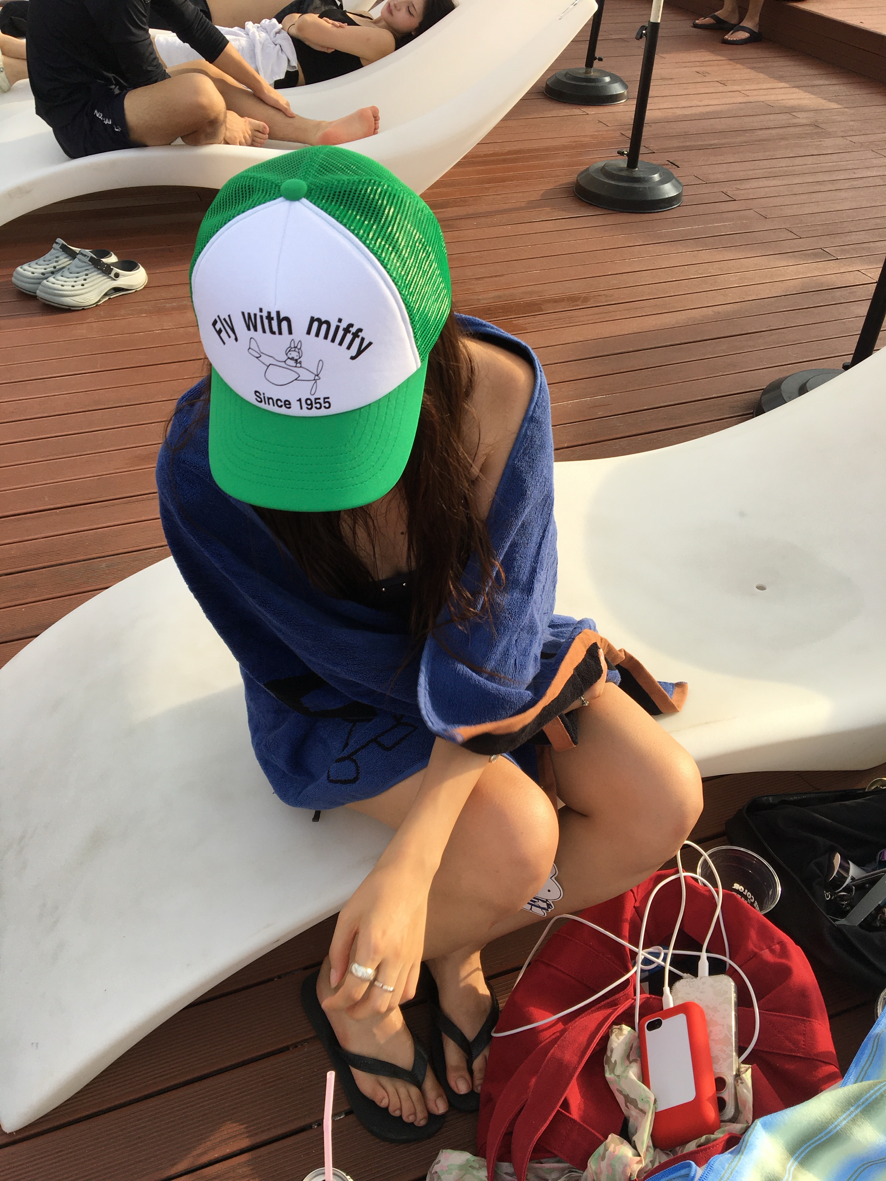 MILLO WOMEN x miffy Airborne Miffy Trucker Cap Green, MILLO WOMEN x miffy Love Myself Beach Towel Blue 착용 스타일 - 3