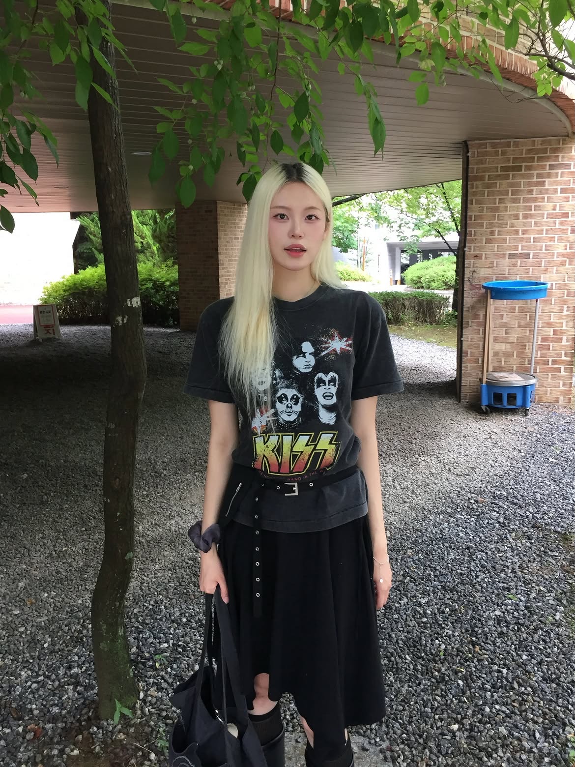 MAINBOOTH X KISS Firework T-shirt Charcoal 착용 스타일 - 1