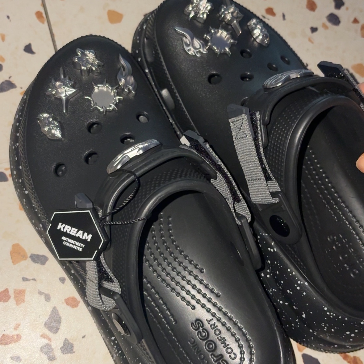 Crocs Crush Embellished Clog Black 착용 스타일 - 4