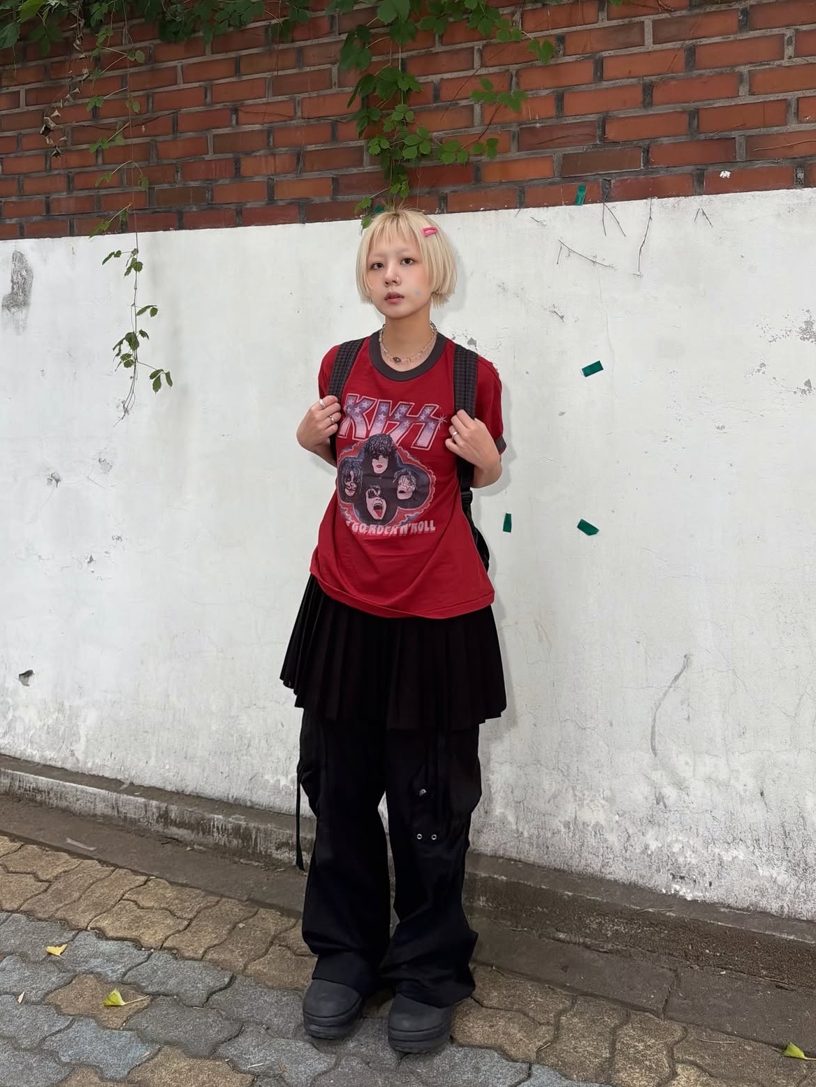 MAINBOOTH X KISS USA Logo T-shirt Red 착용 스타일 - 2