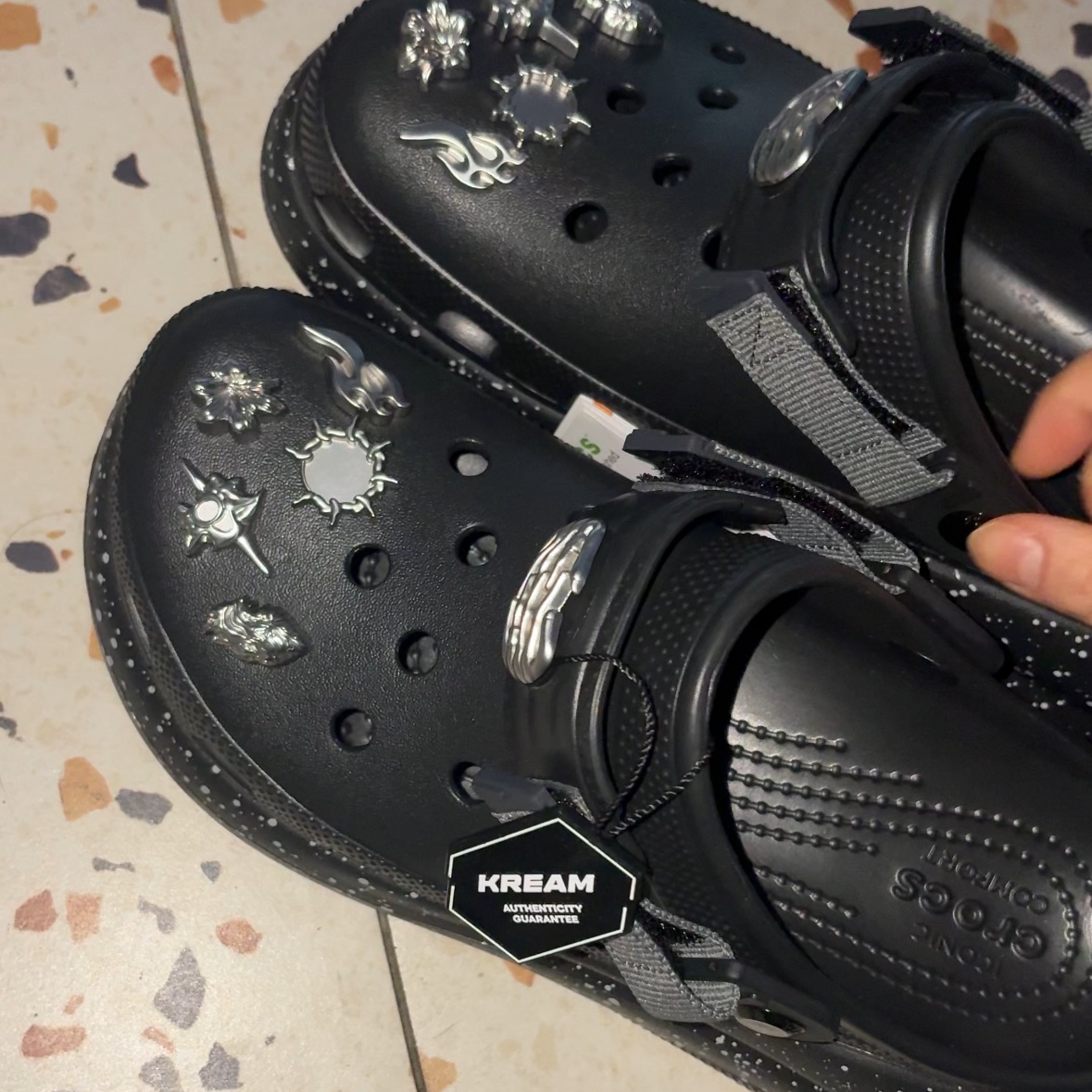 Crocs Crush Embellished Clog Black 착용 스타일 - 3