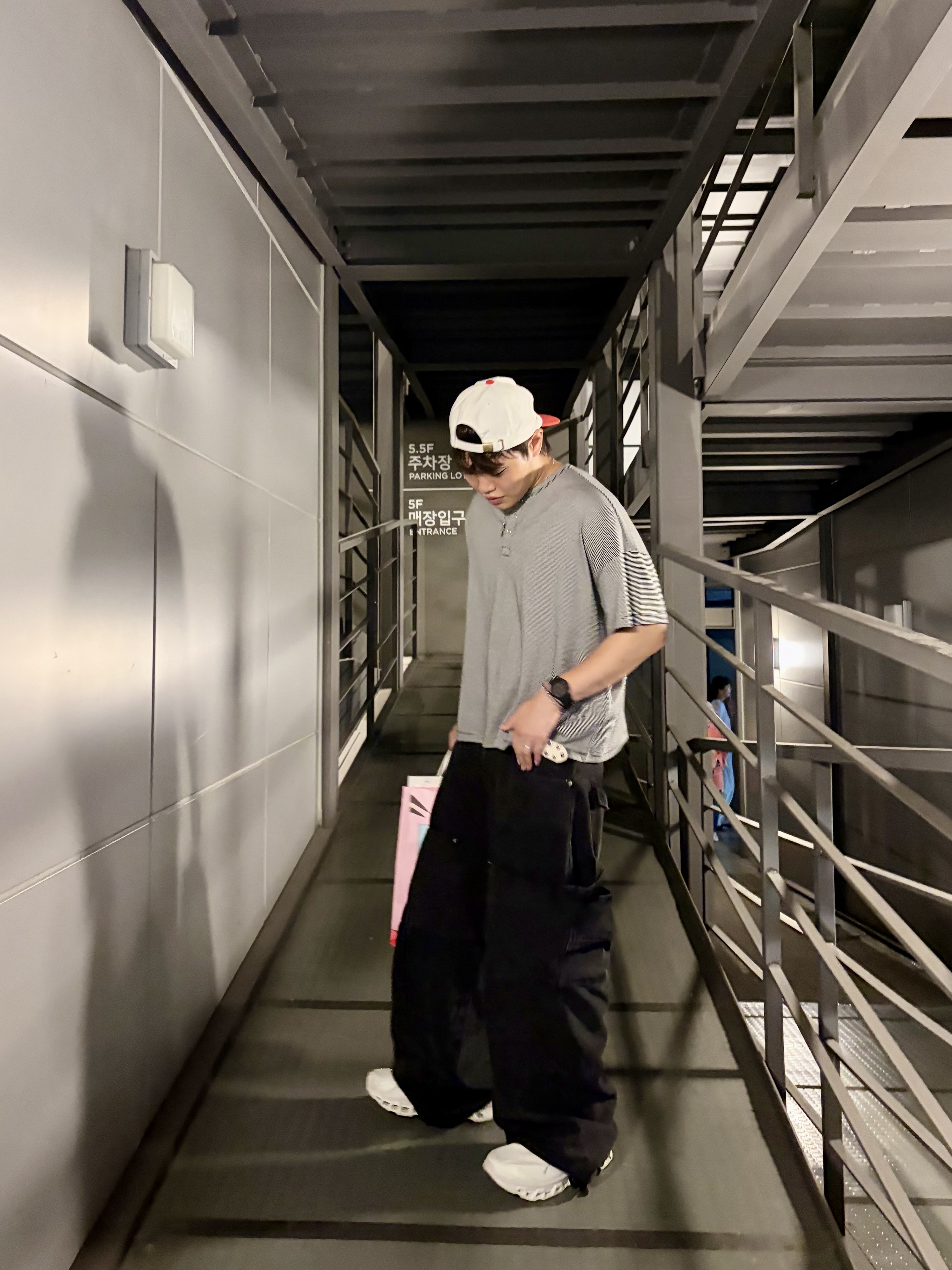 On Running x Post Archive Faction (Paf) Cloudmonster 2 Vapor Frost, Nonnod Double knee cover pants Vintage black 착용 스타일 - 4
